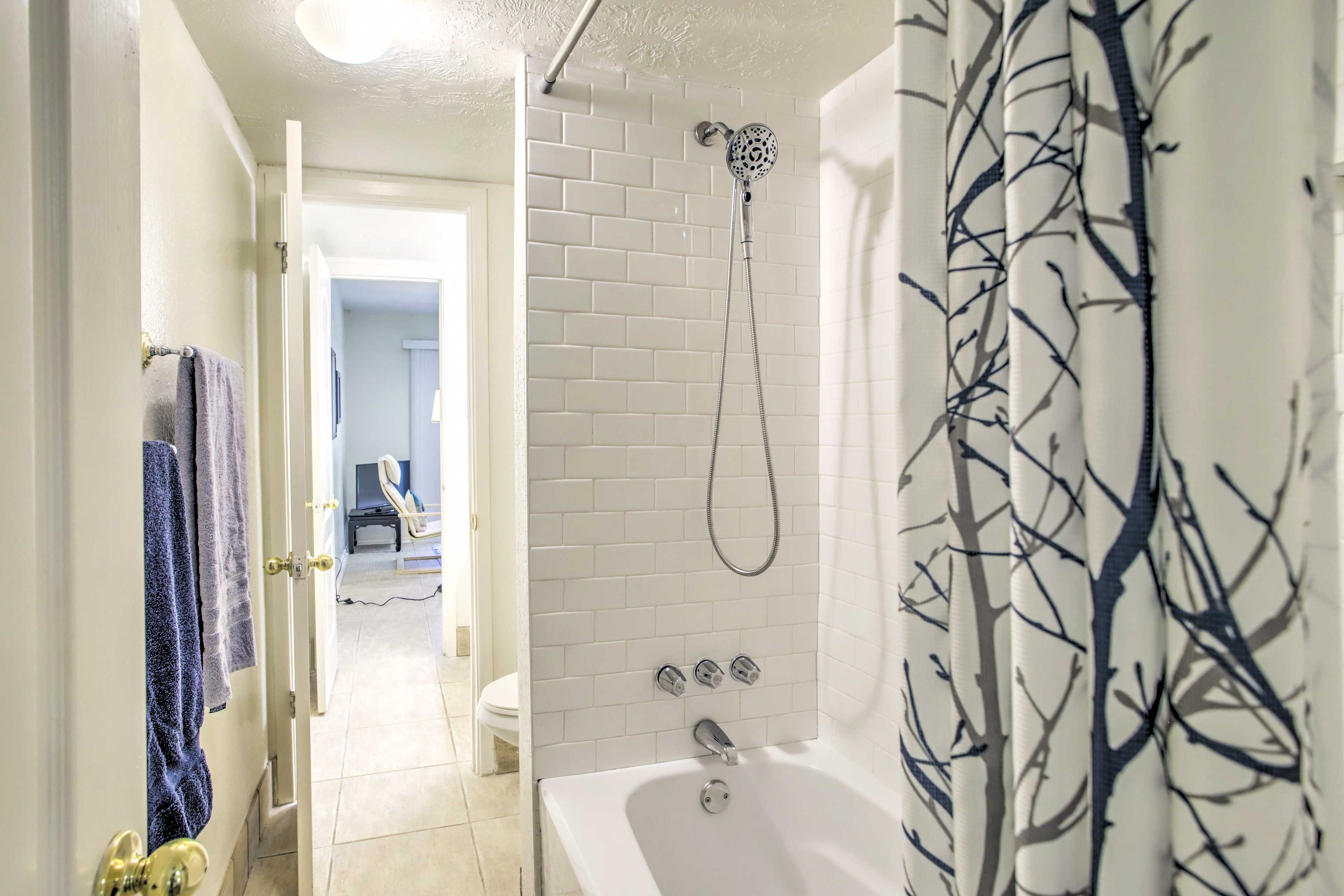 Full Bathroom | Towels Provided | Complimentary Toiletries