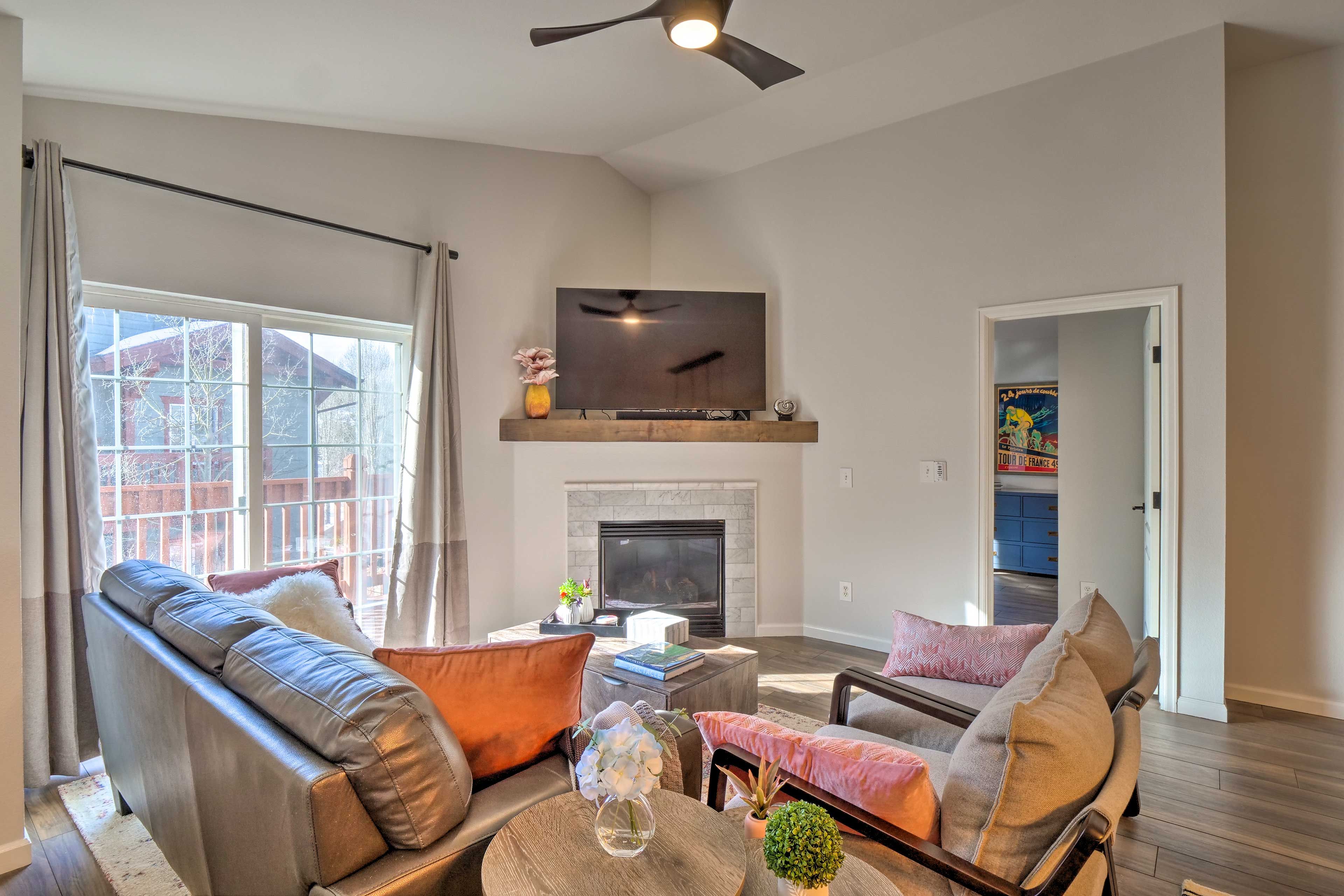 Living Room | Gas Fireplace | Smart TV | Free WiFi | 858-Sq-Ft Condo