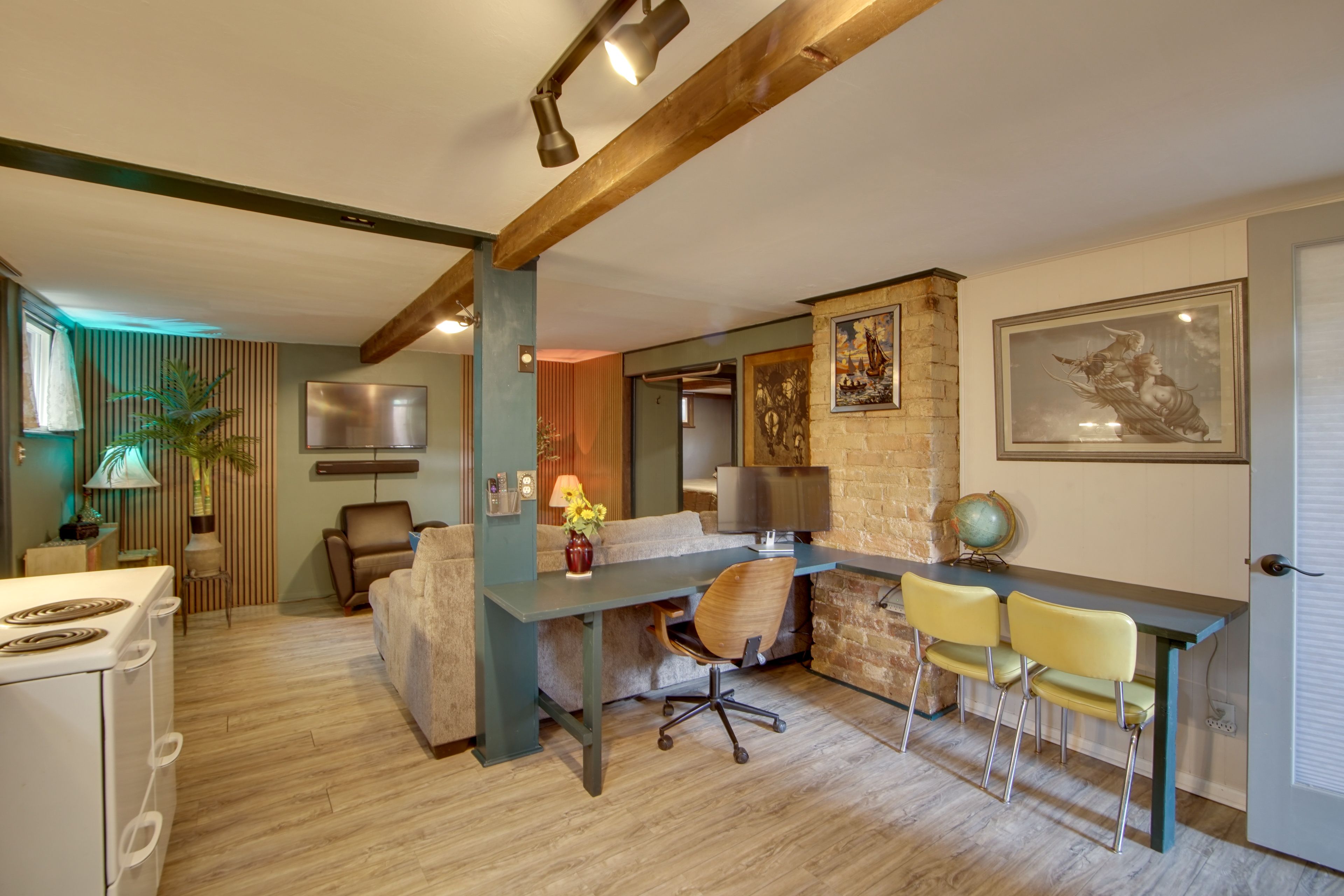 Workspace w/ Computer | Breakfast Bar