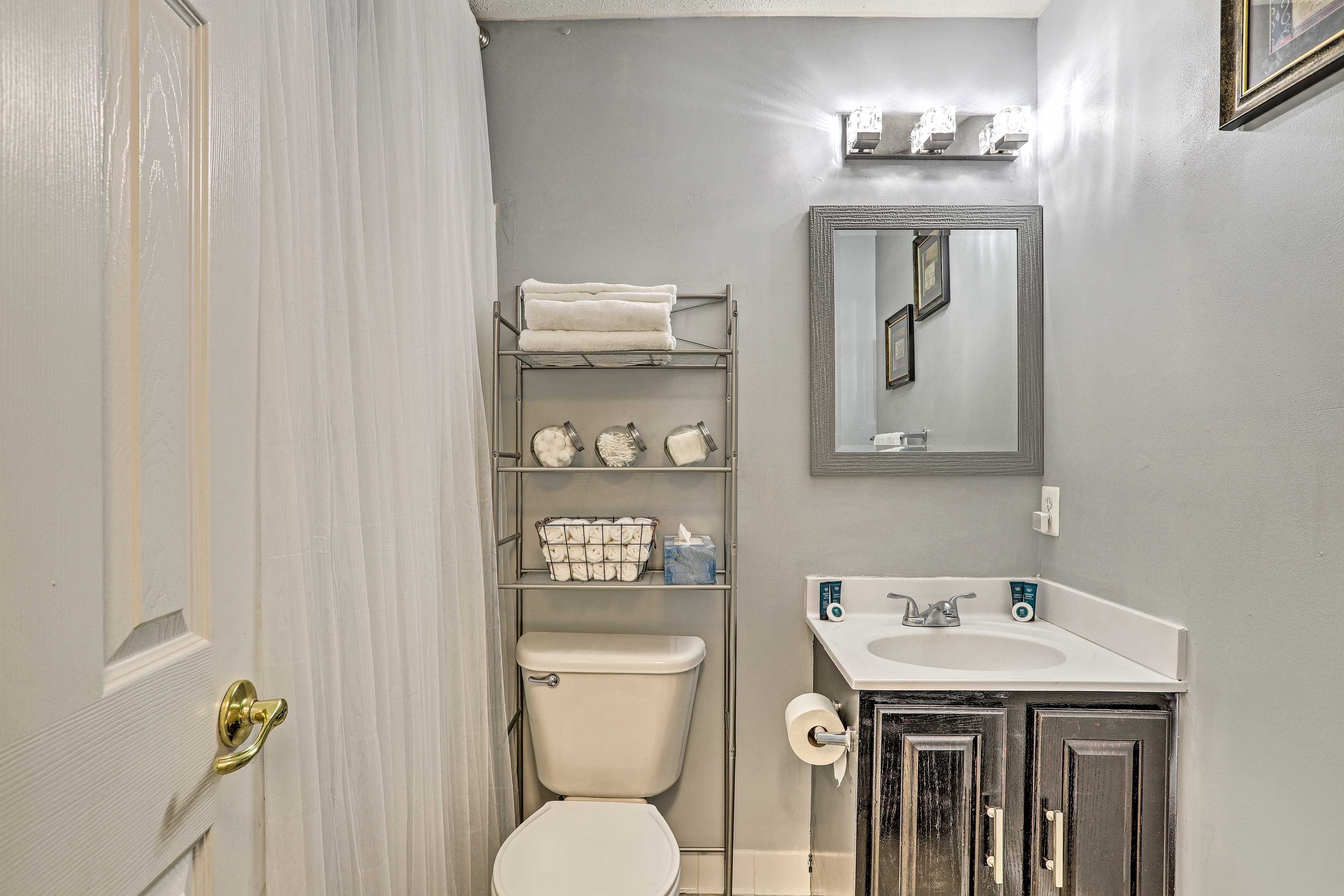 Full Bathroom | Complimentary Toiletries