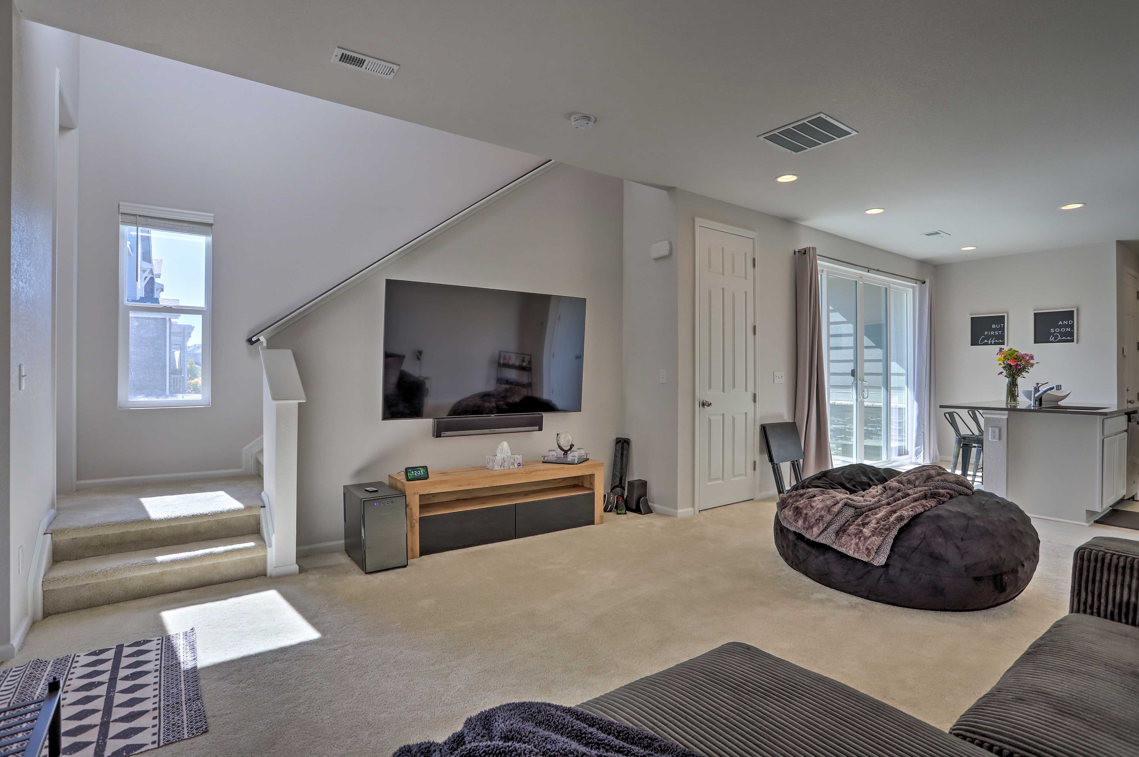 Living Area | 1st Floor | Air Conditioning | Internet Access | Yoga Equipment