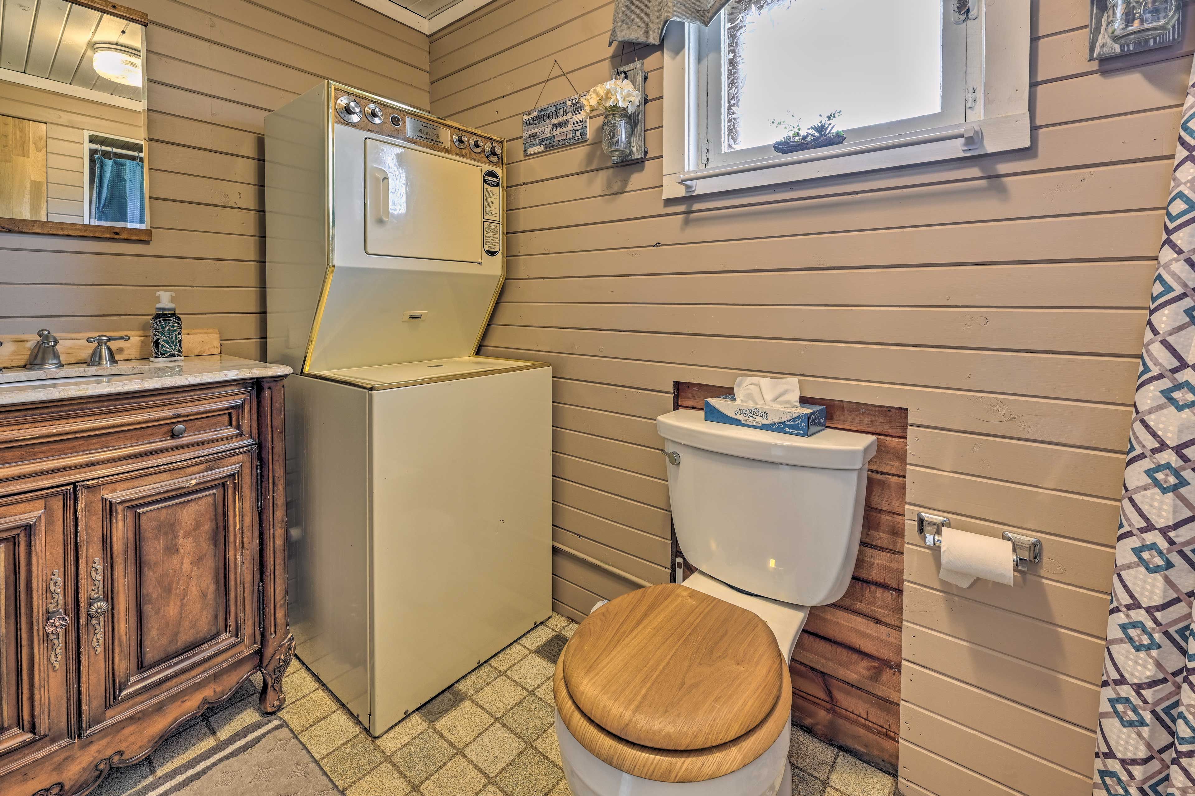Full Bathroom | Towels Provided