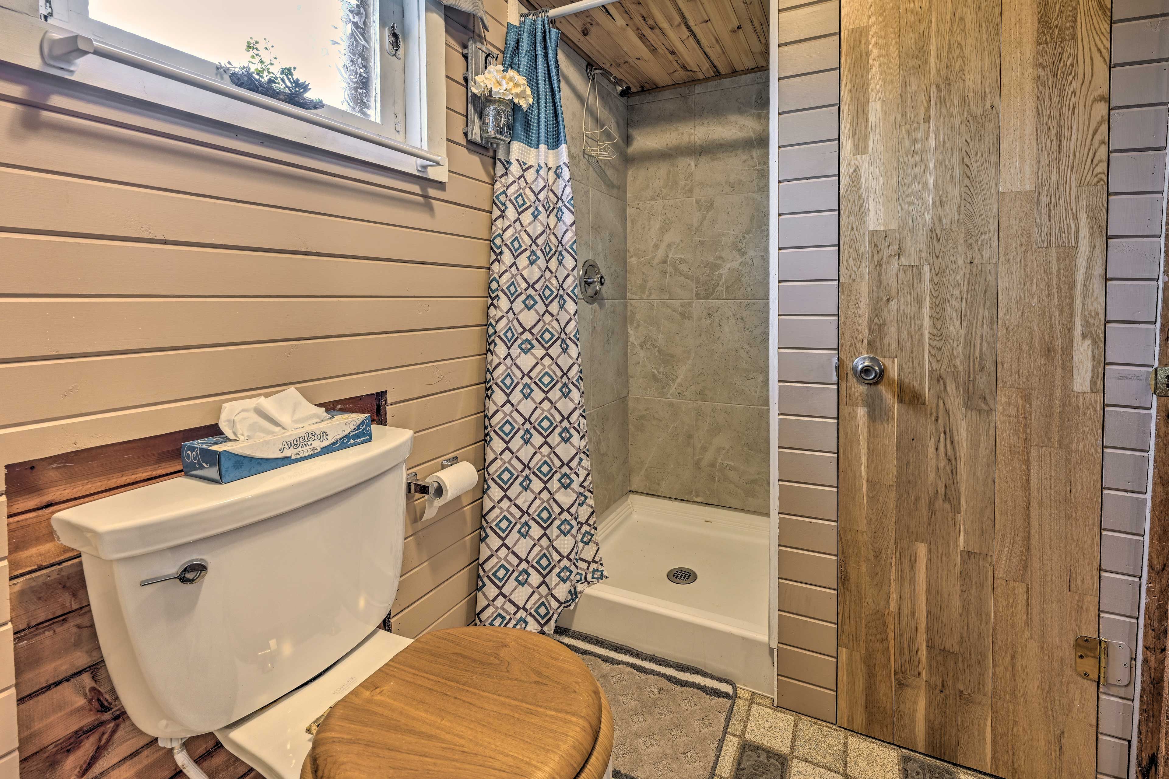 Full Bathroom | Complimentary Toiletries
