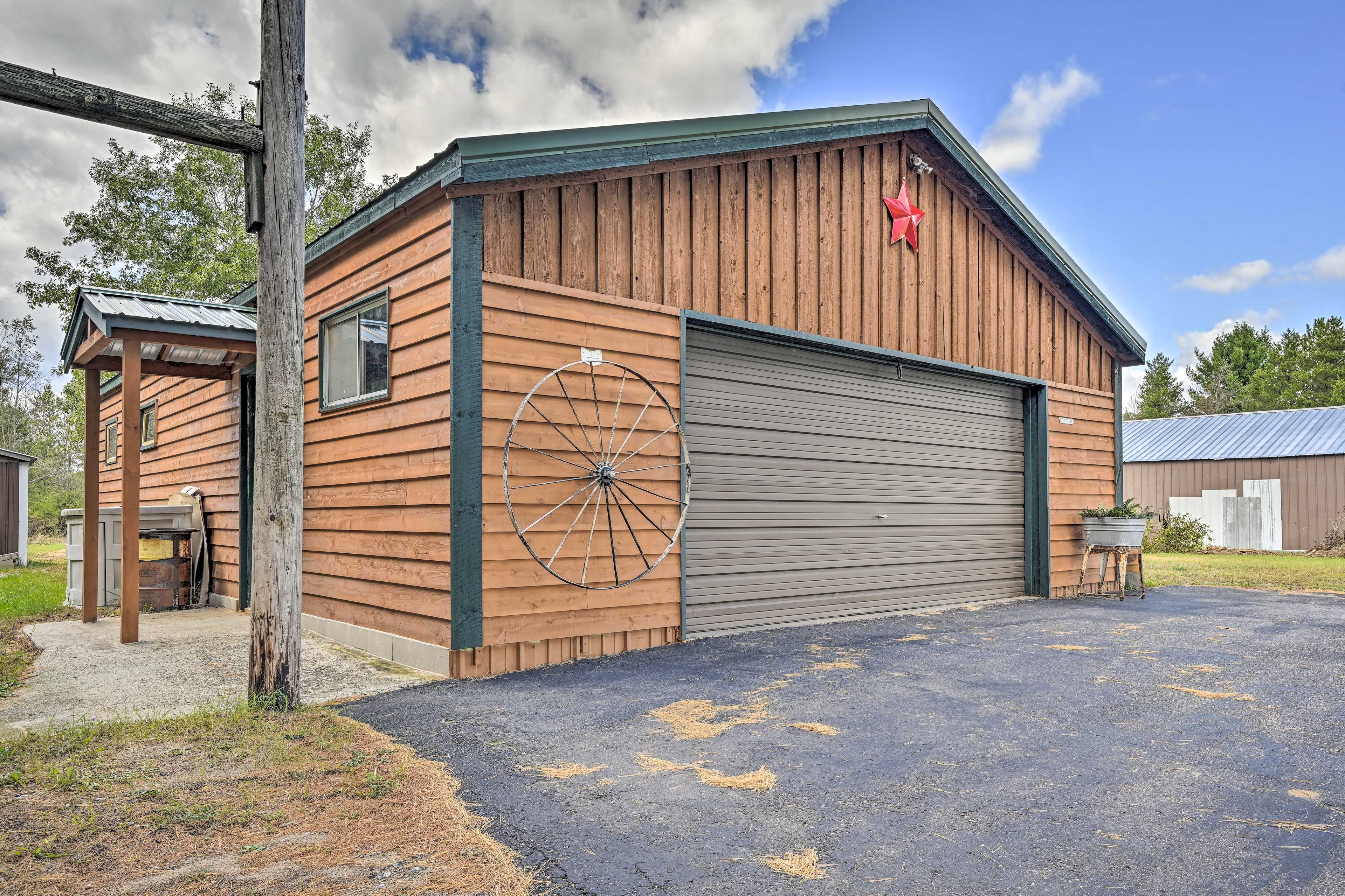 Parking | Driveway (4 Vehicles) | Garage (1 Vehicle)