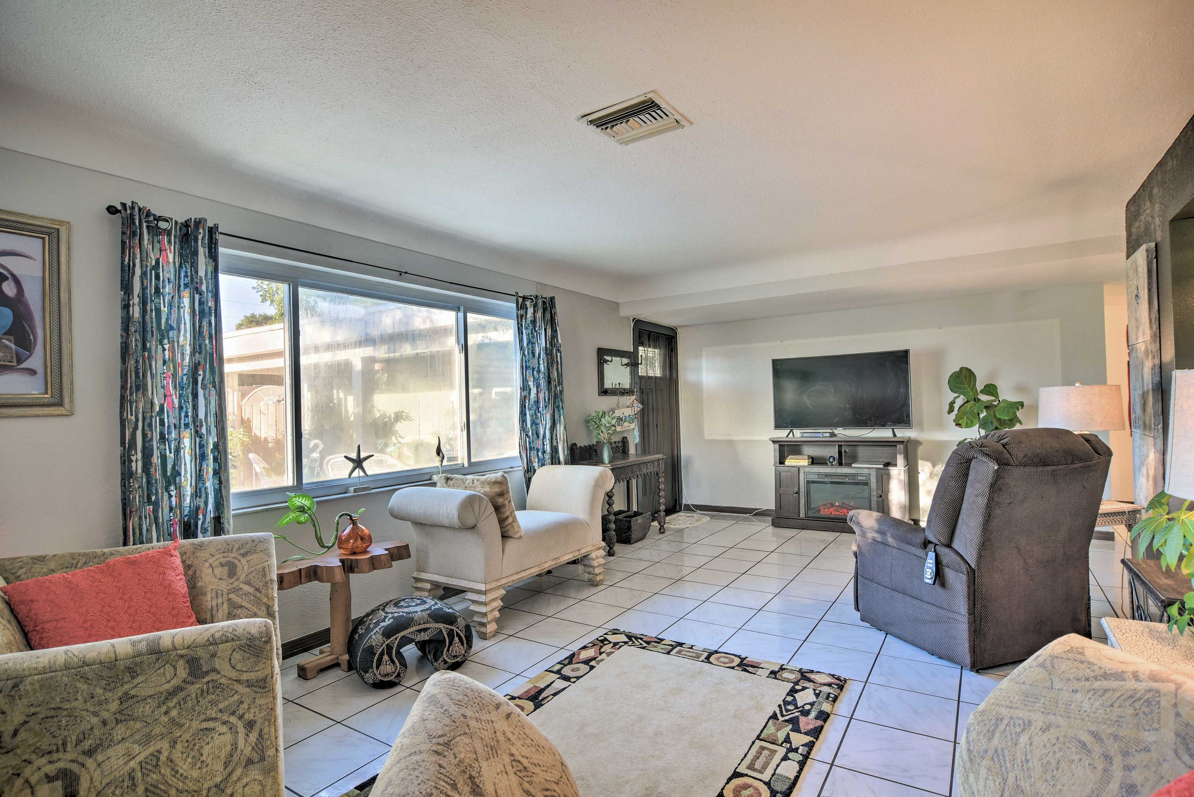 Living Room | Free WiFi | Towels & Linens | Ring Doorbell (Facing Out)