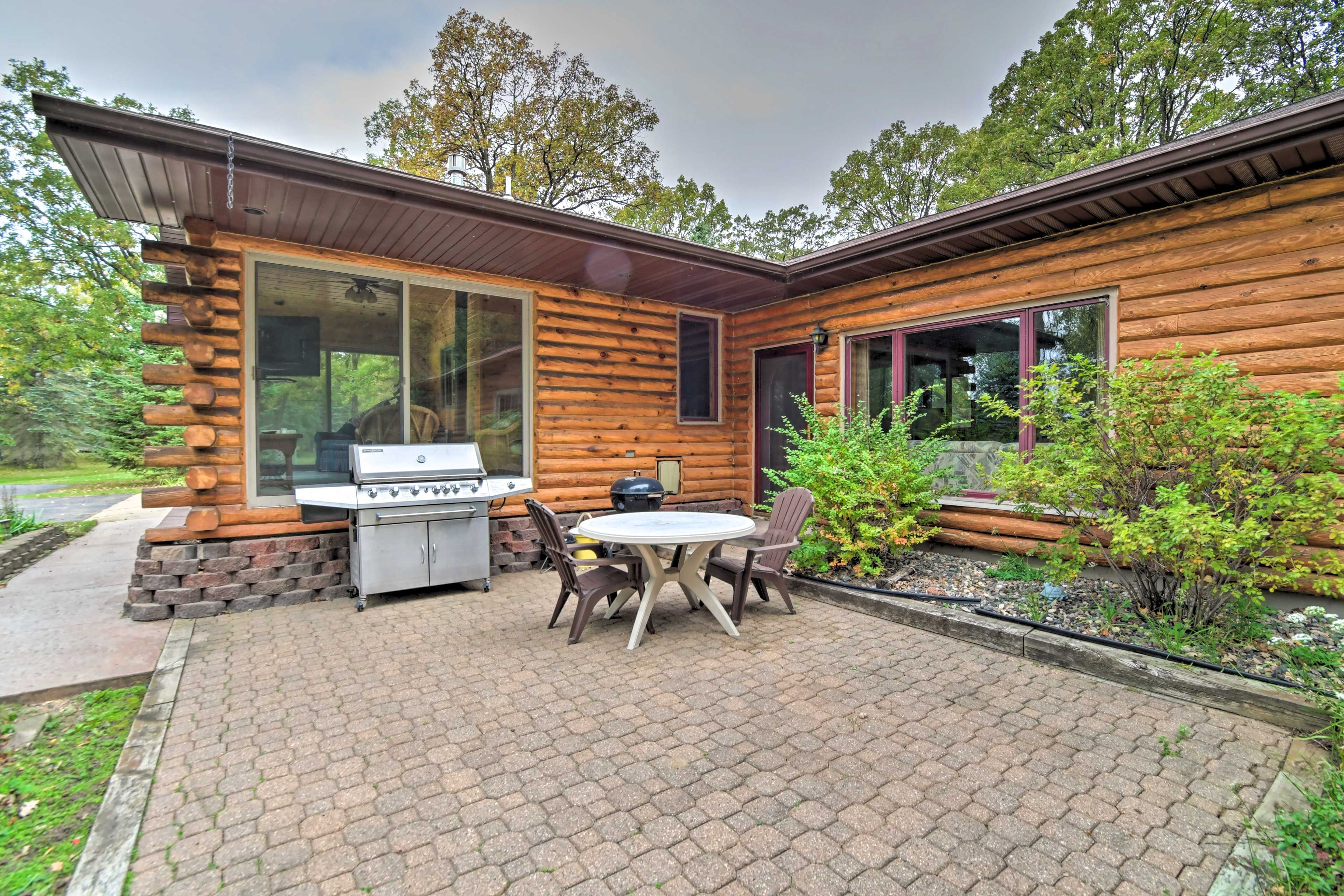 Private Patio | Step-Free Access | Gas Grill & Charcoal Grill