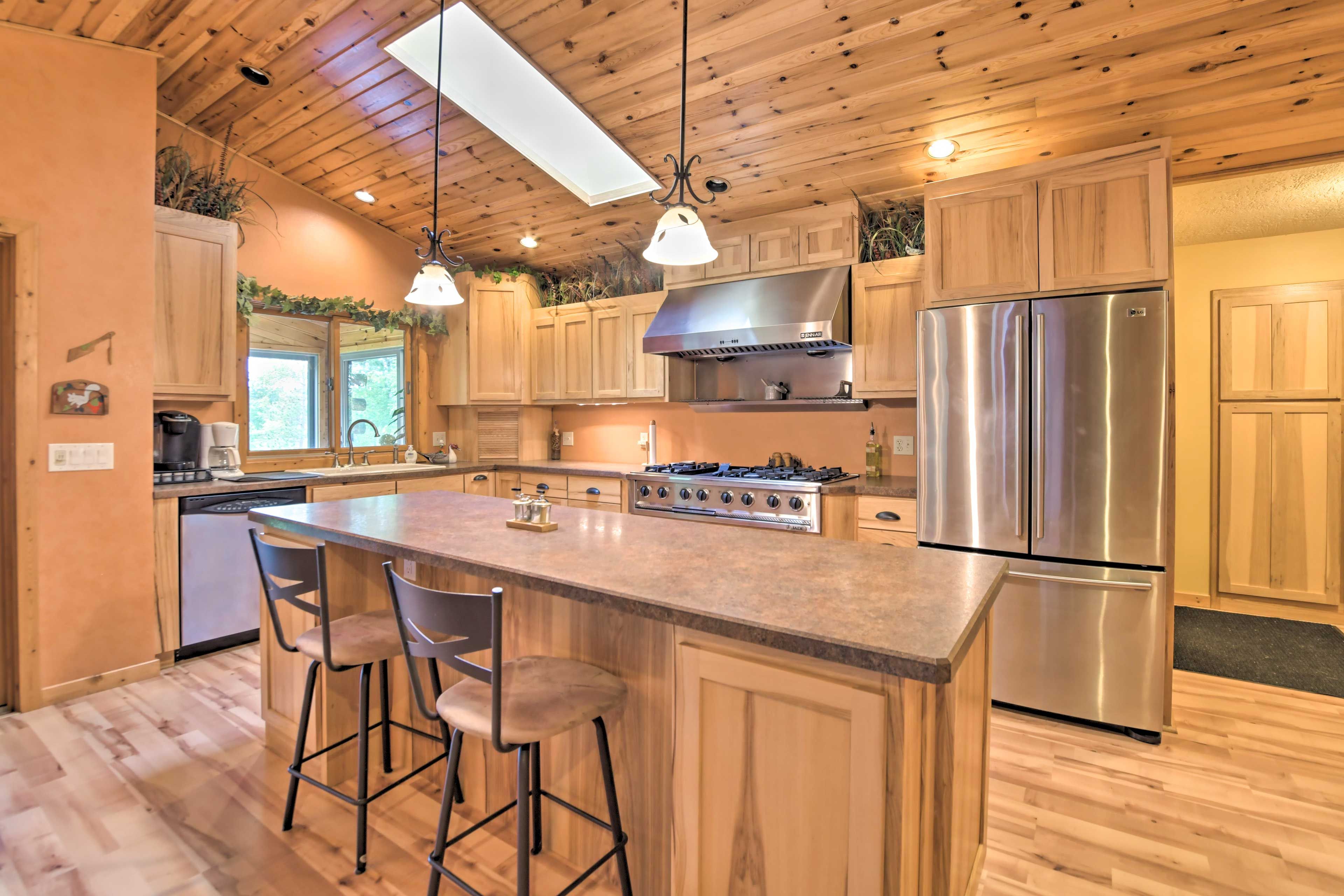 Kitchen | Breakfast Bar | Toaster | Waffle Maker | Pizza Maker