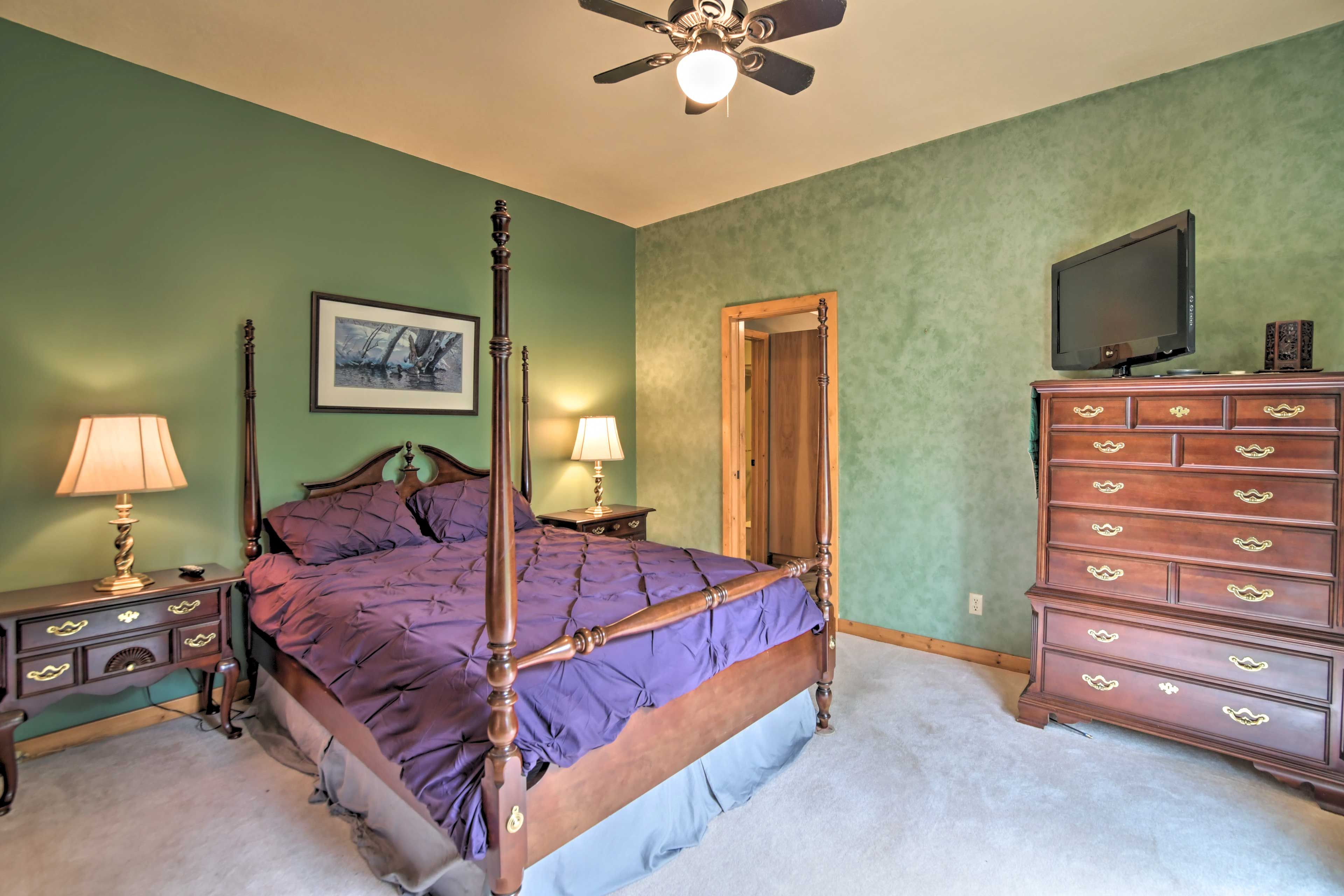 Bedroom 1 | Queen Bed | 1st Floor | Cable TV
