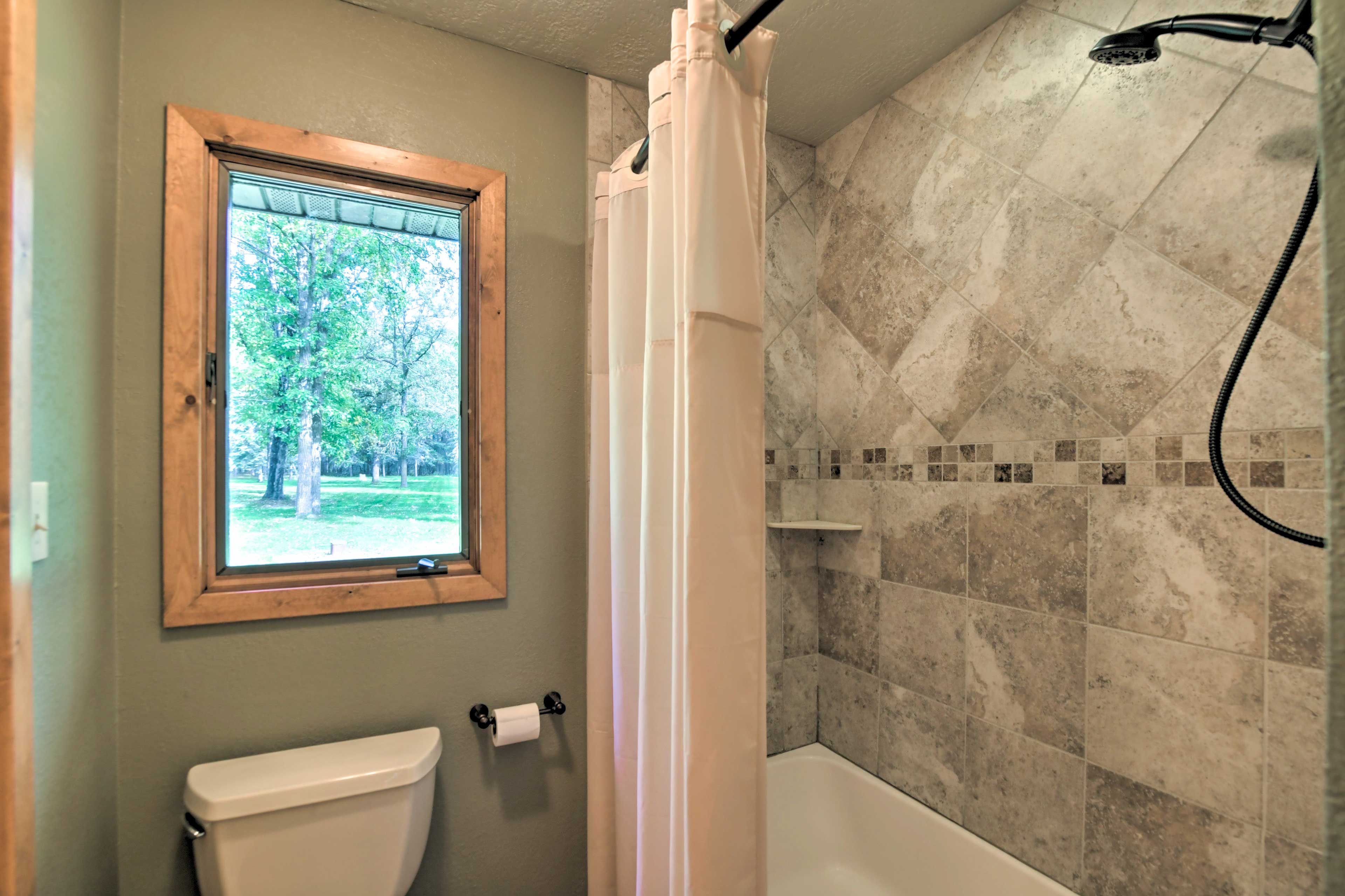 Full Bathroom | Shower/Tub Combo