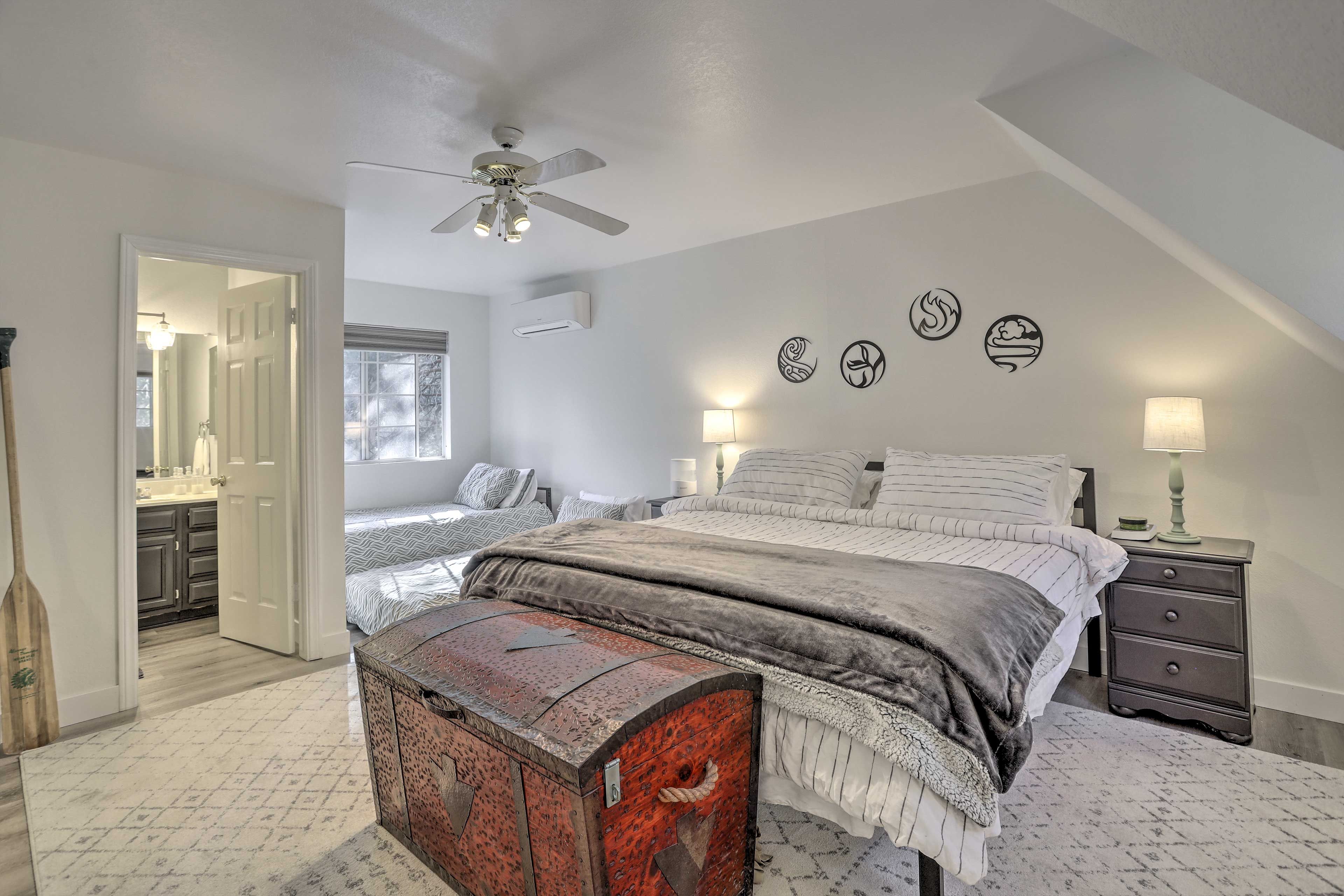 Bedroom 1 | California King Bed | 2 Twin Beds