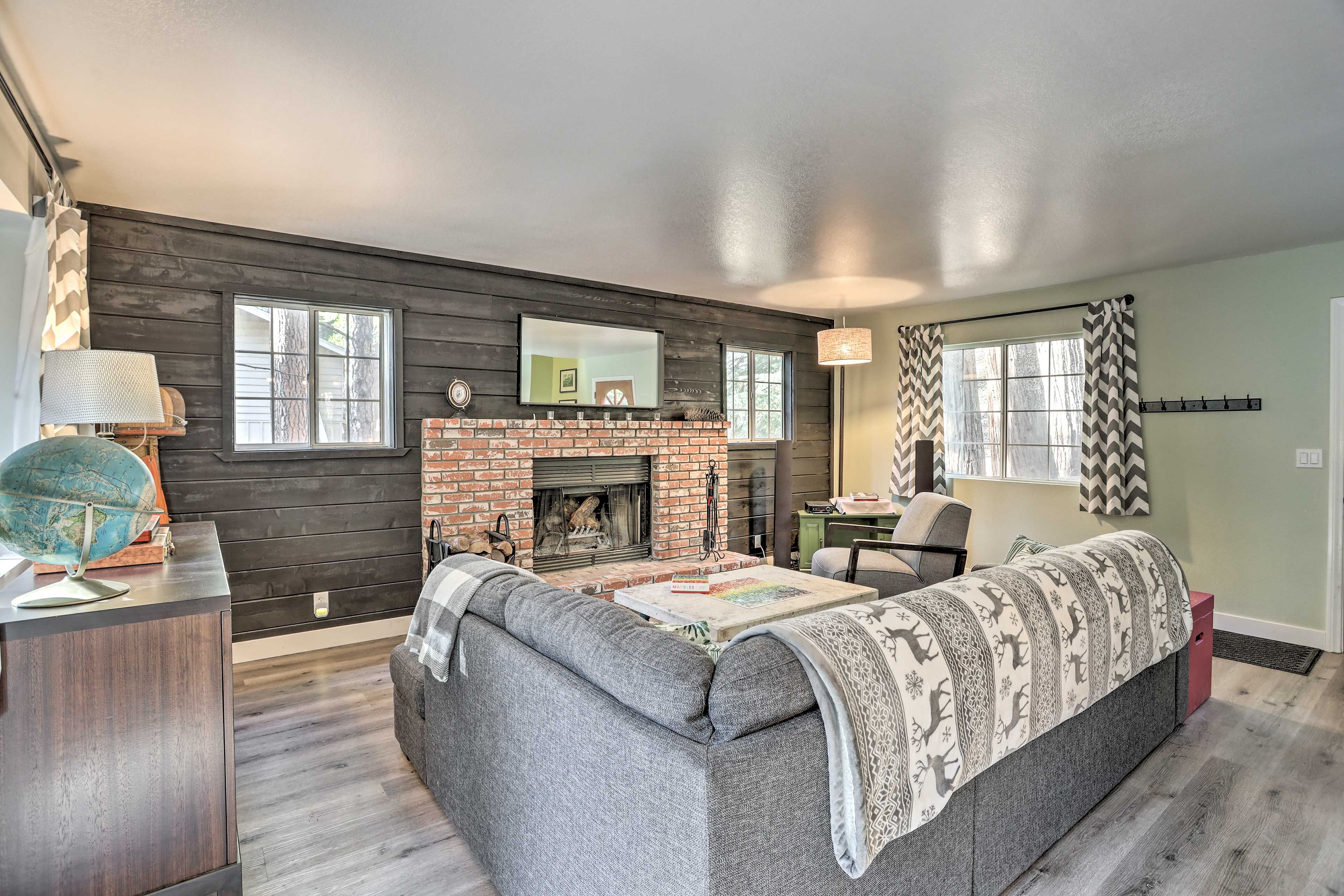 Living Room | Fireplace | Free WiFi