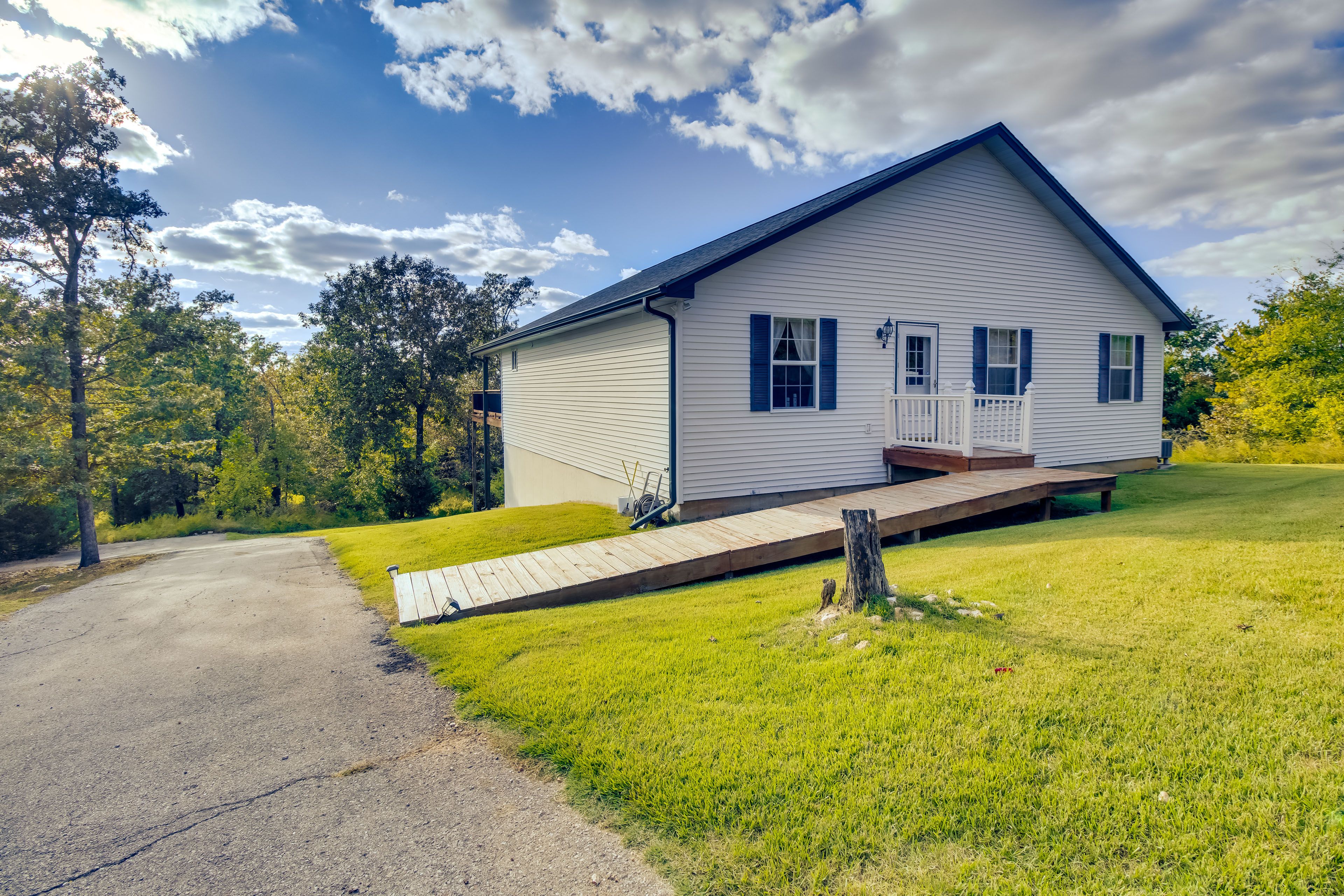 Front Entrance | Ramp | 1 Step Required
