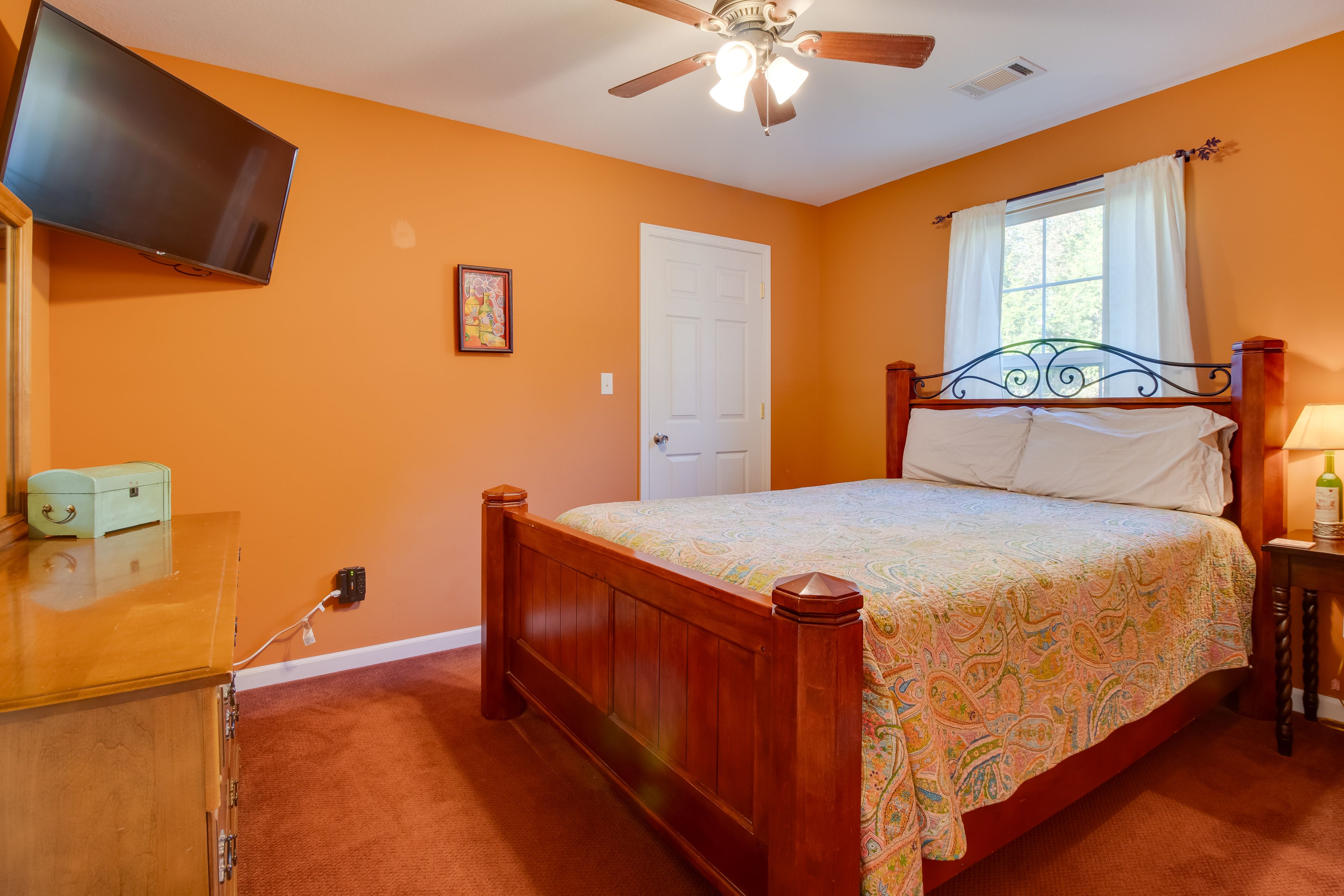 Bedroom 2 | Queen Bed | Main Floor