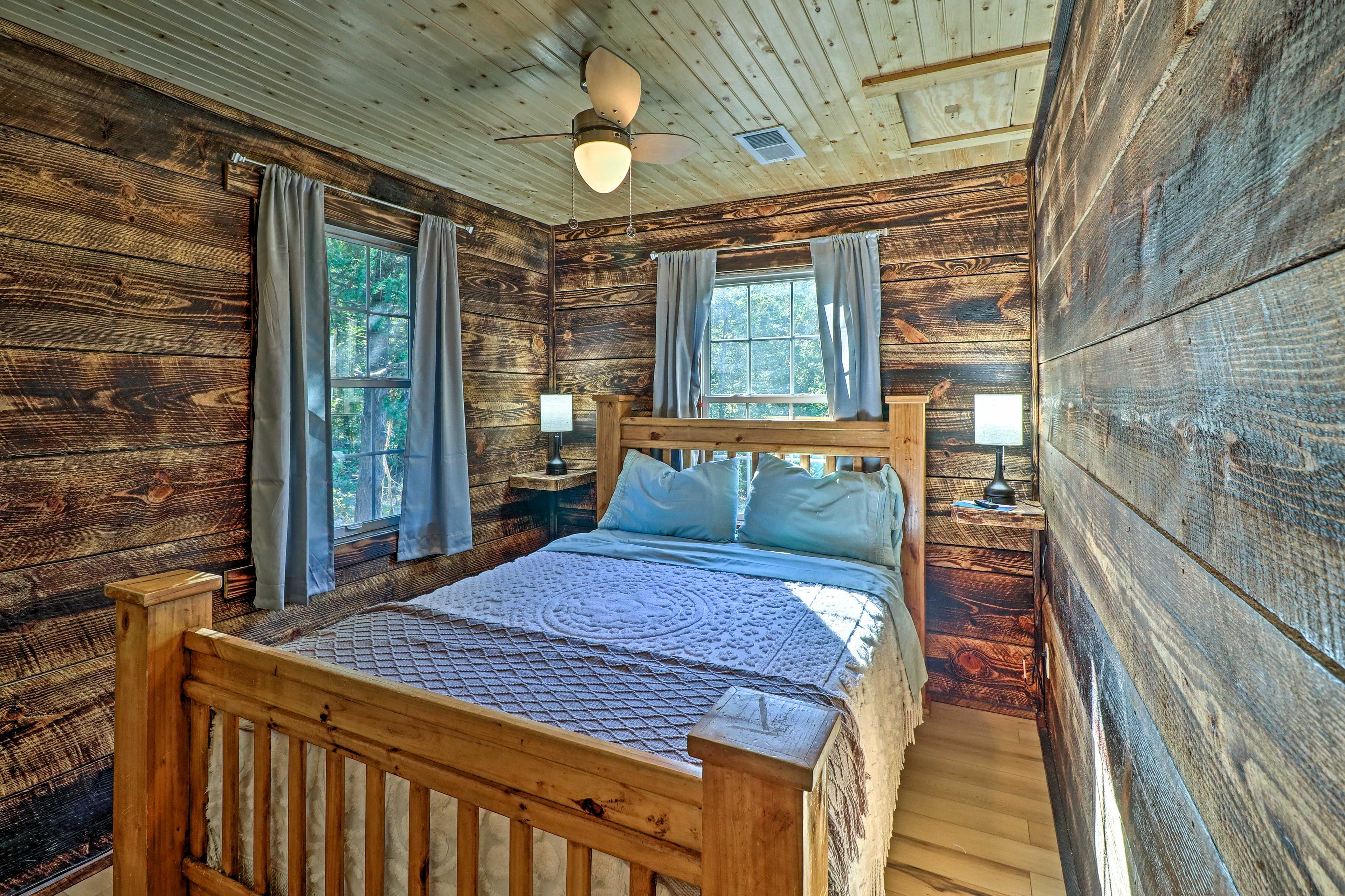 Bedroom 1 | Queen Bed