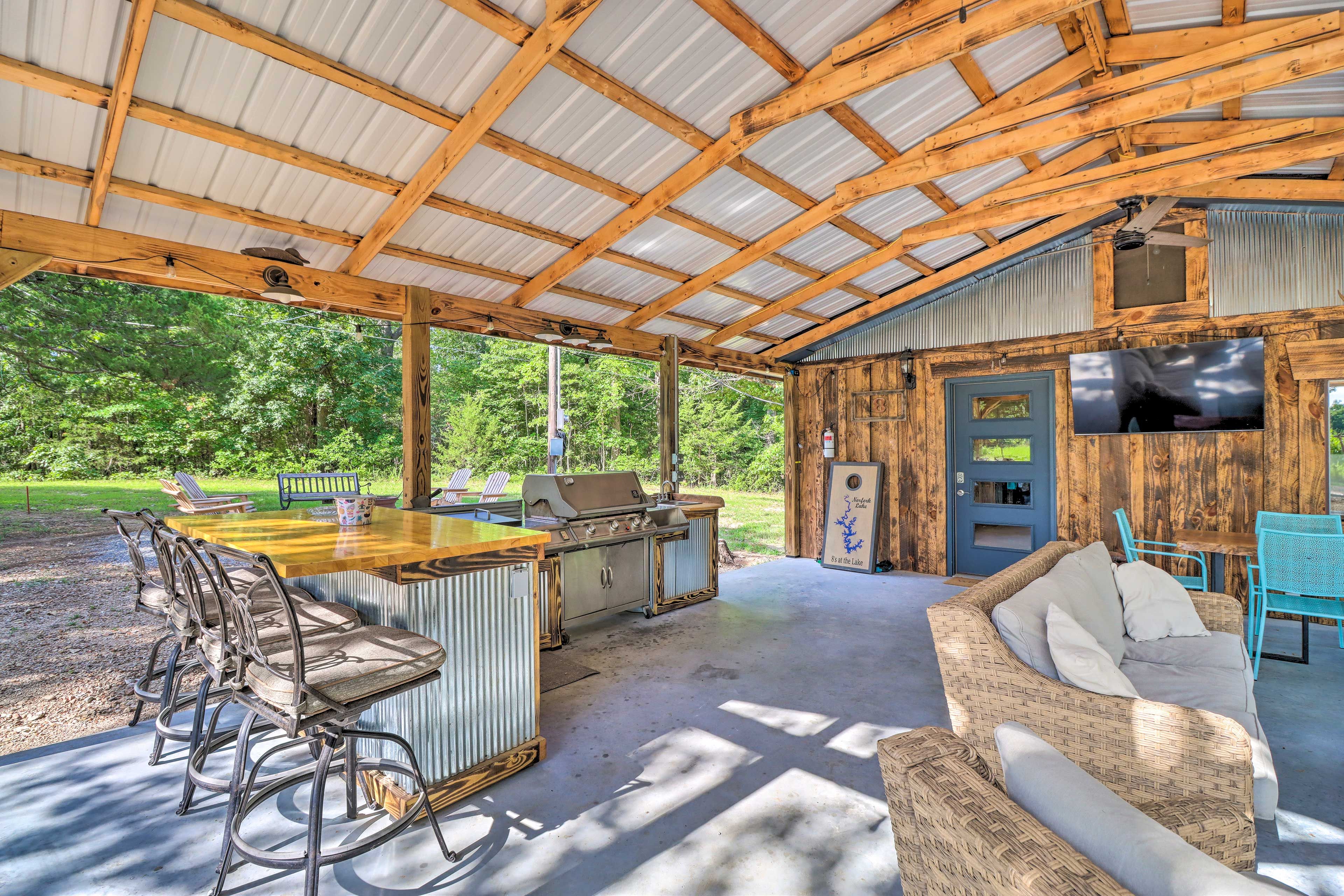 Patio | Full Outdoor Kitchen | Mini Fridge | Dry Bar | Built-In Grill & Griddle