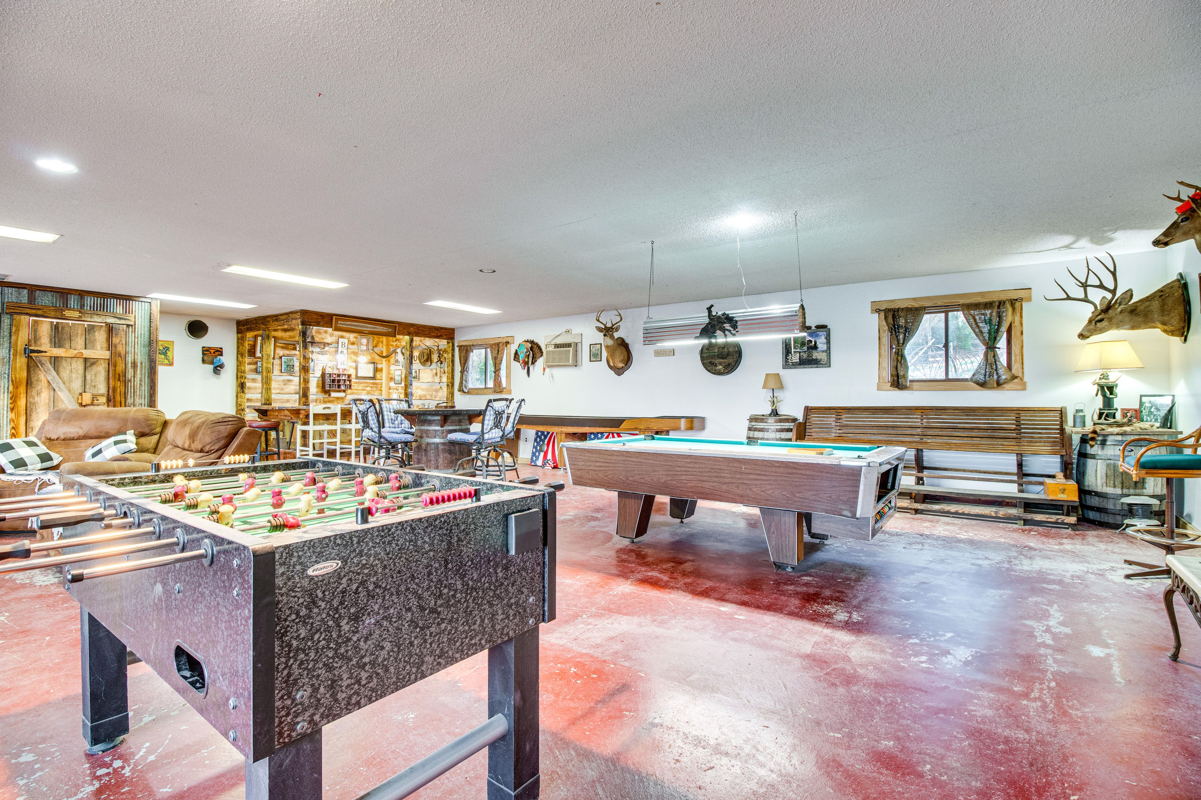 Community Game Room | Pool Table | Shuffleboard | Foosball Table | Bar