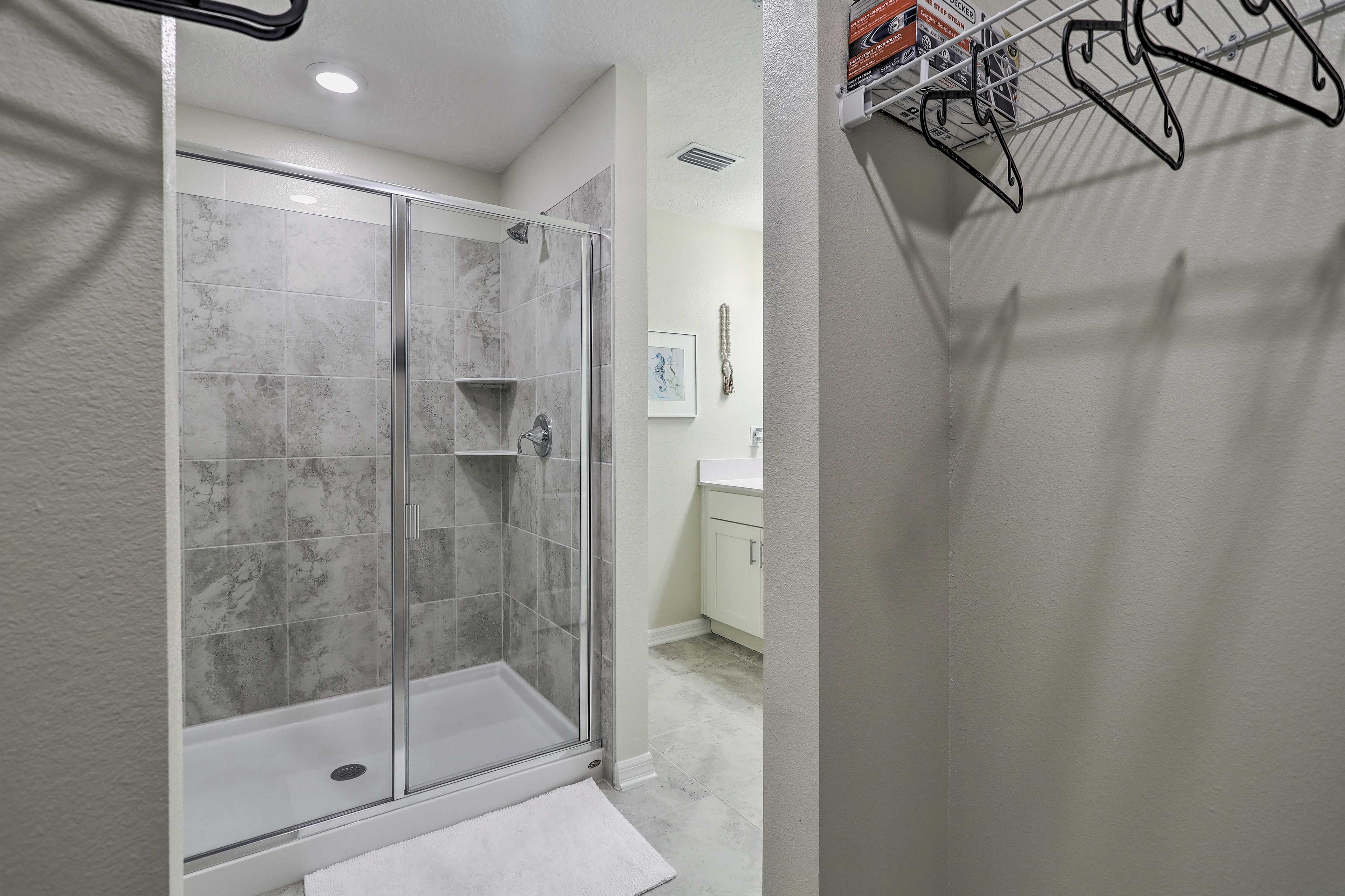 Full En-Suite Bathroom w/ Walk-In Closet