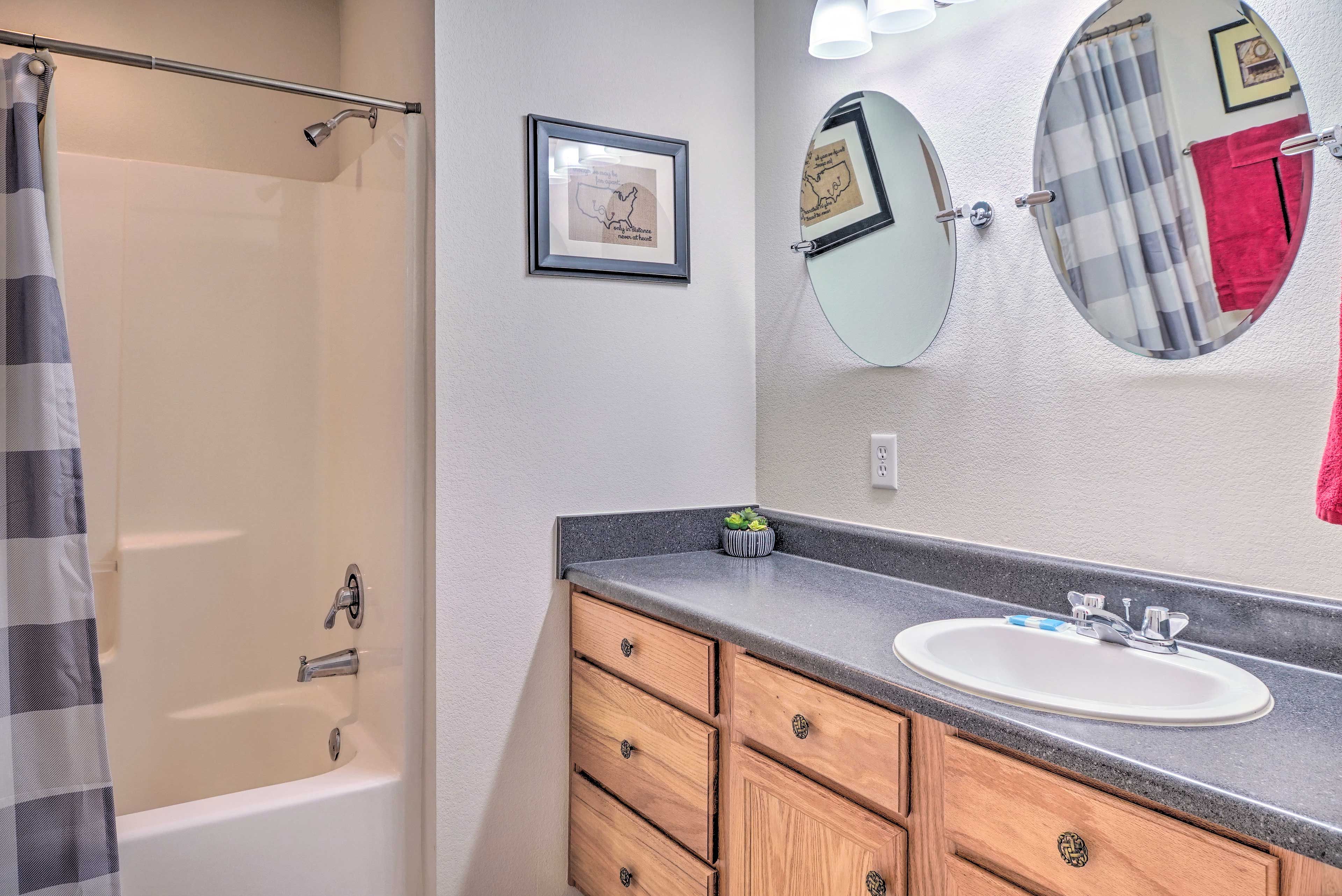Full Bathroom | Towels Provided