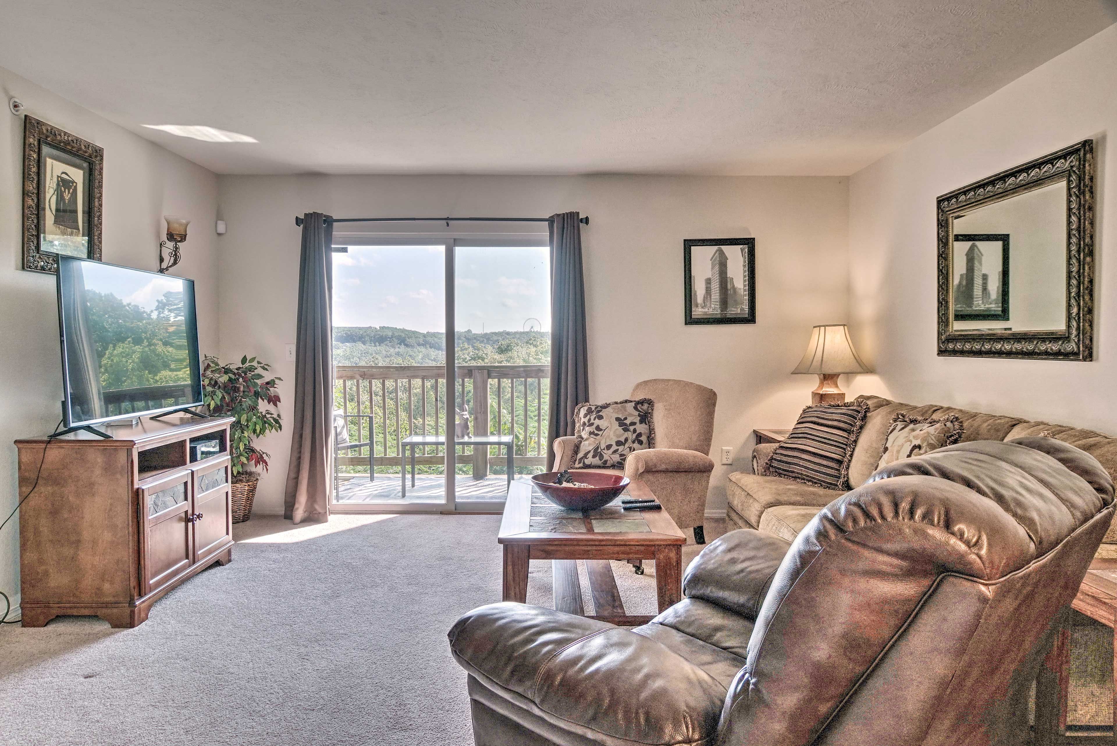 Living Room | Smart TV w/ Cable