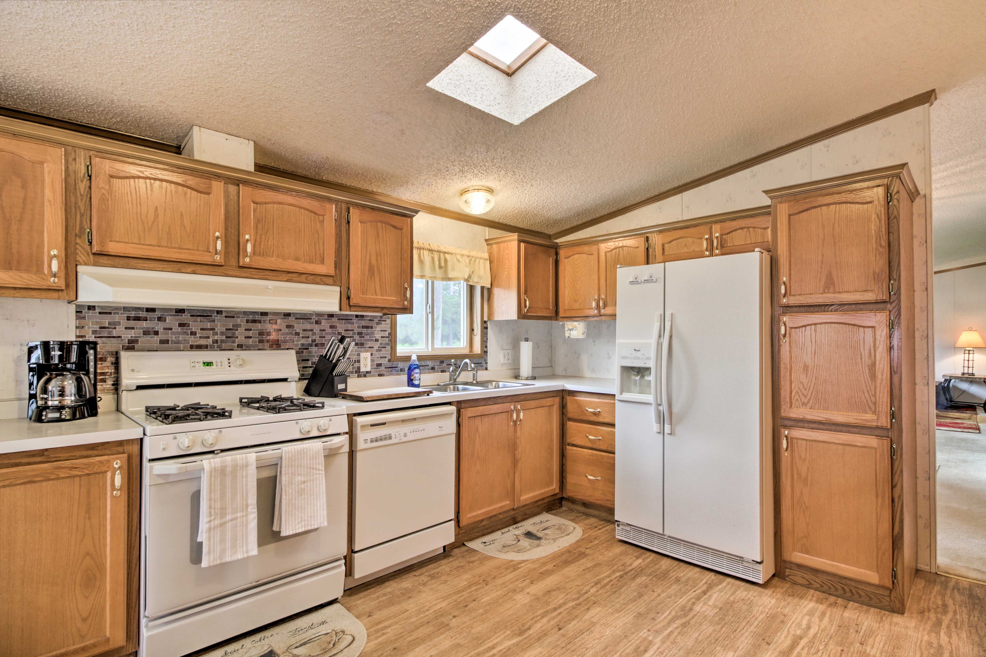 Kitchen | Fully Equipped | Microwave | Blender | Ice Maker