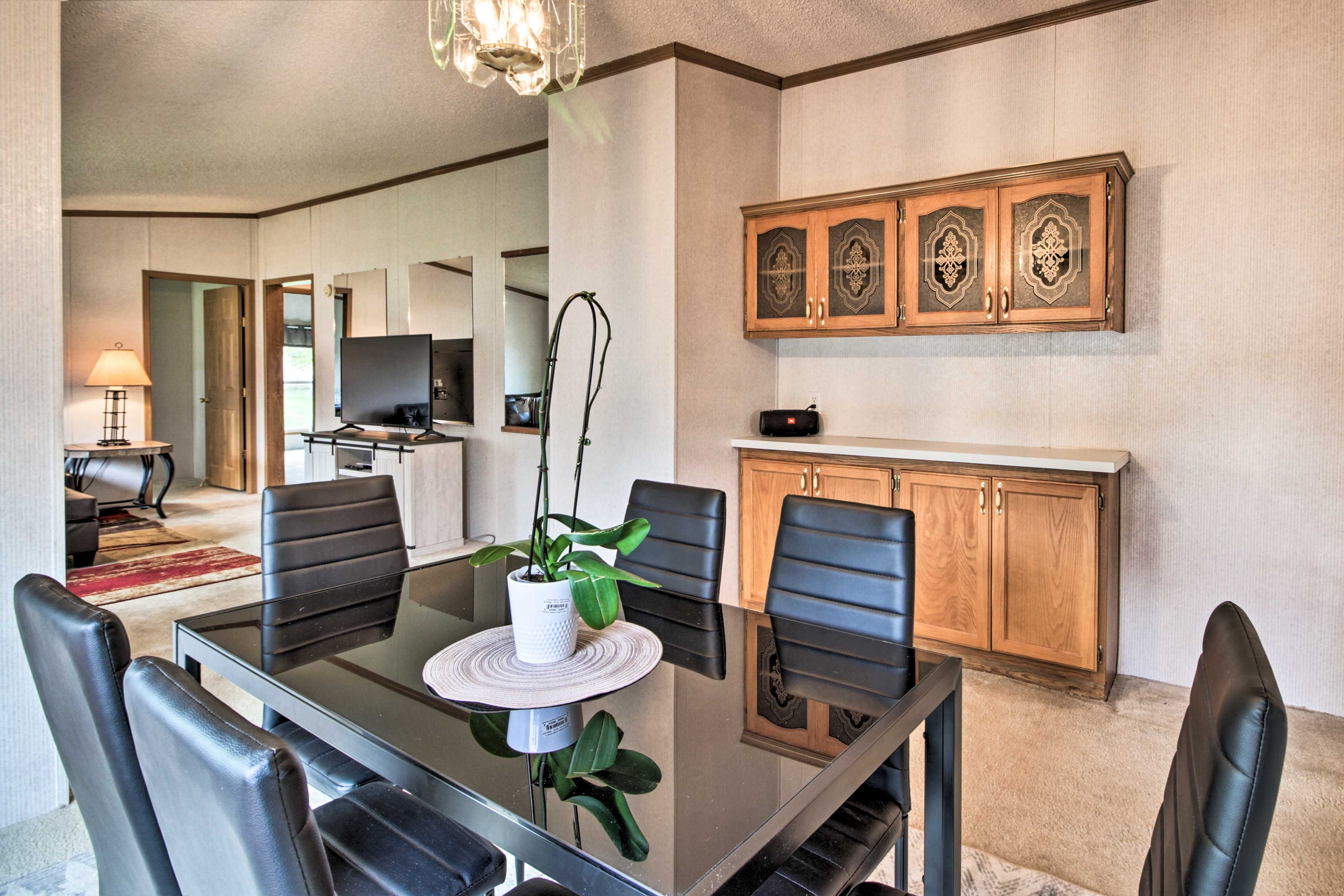 Dining Area | Dishware & Flatware Provided