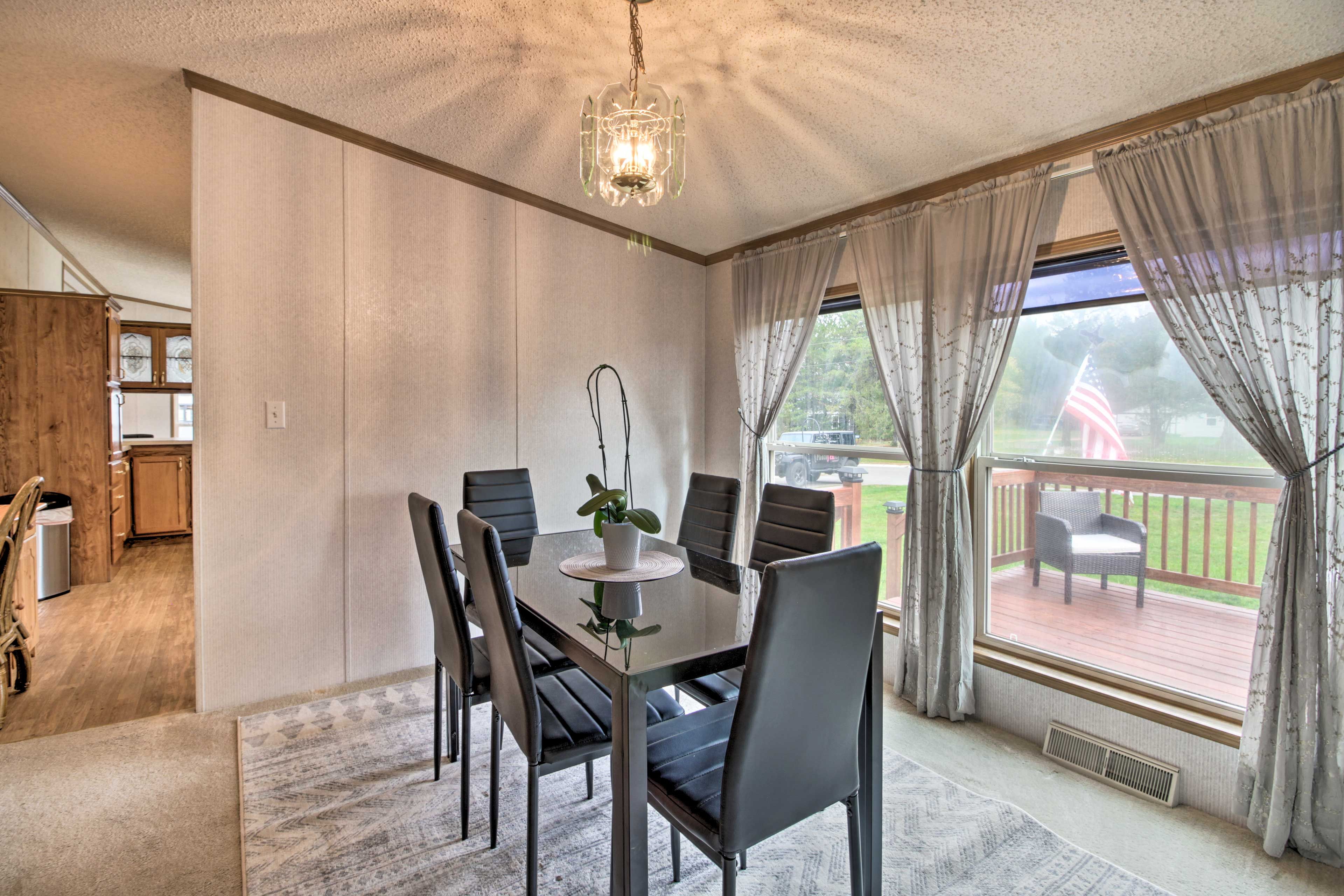 Dining Area | 6-Person Dining Table