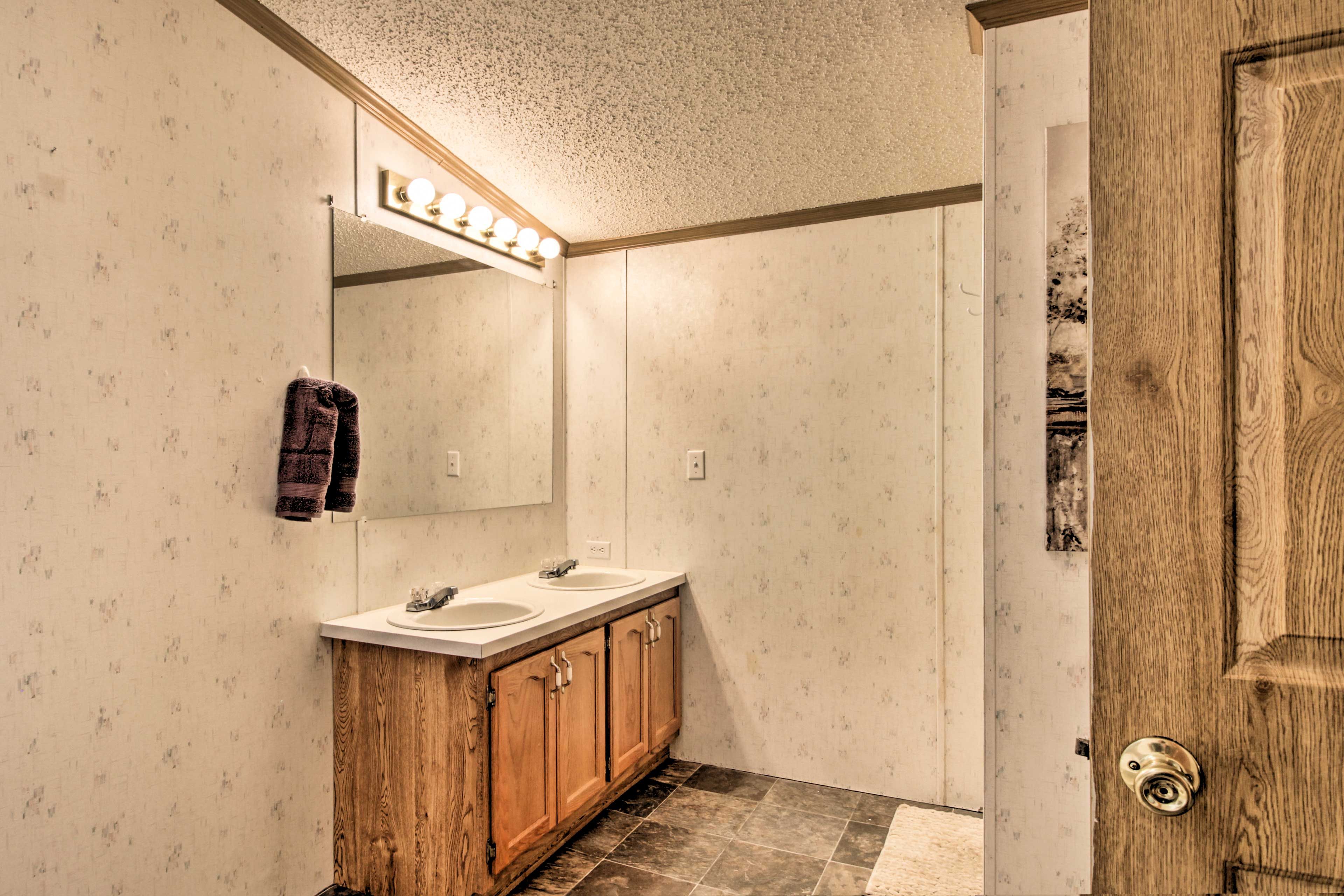 En-Suite Bathroom | Complimentary Toiletries Provided