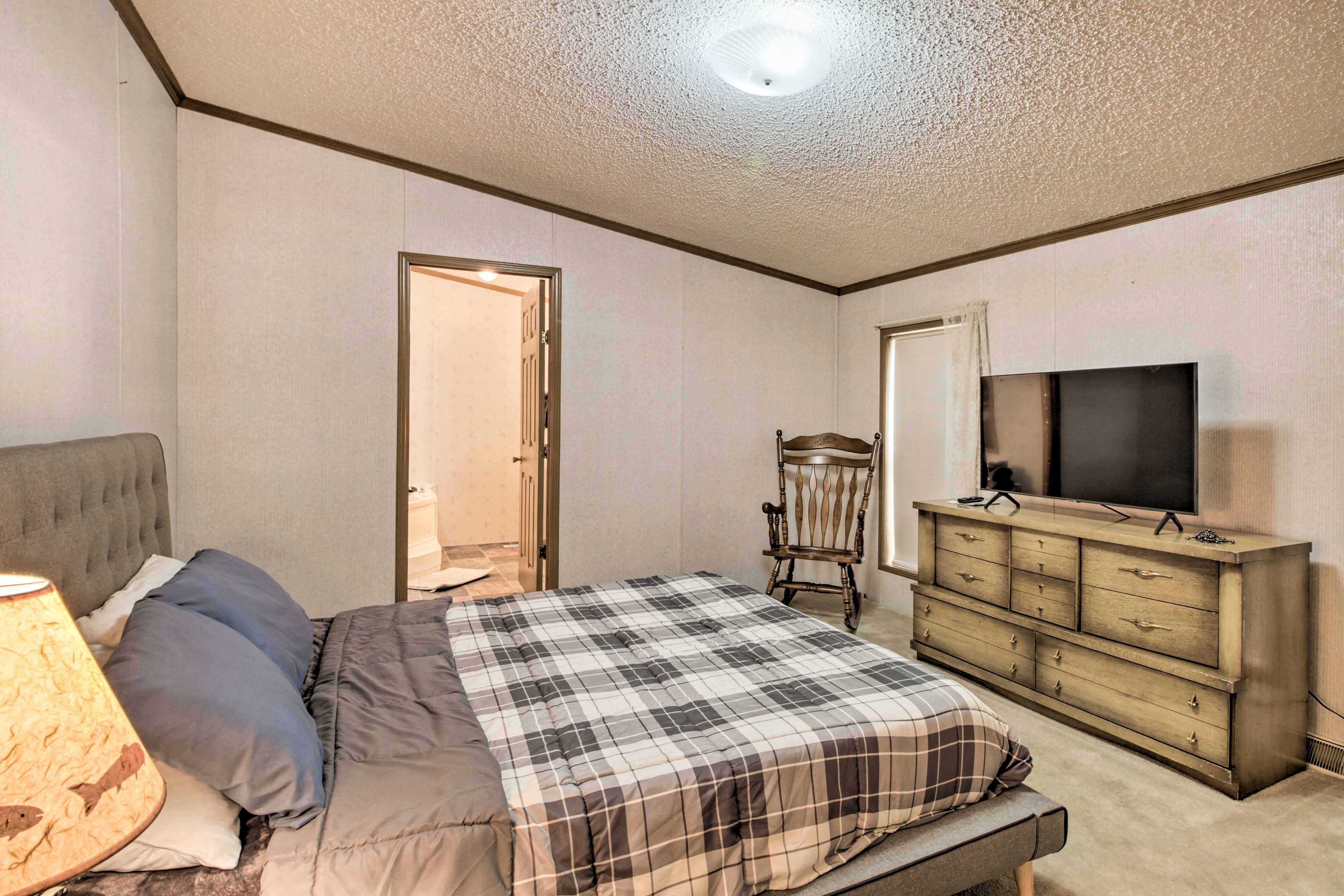 Bedroom 1 | Queen Bed | En-Suite Bathroom