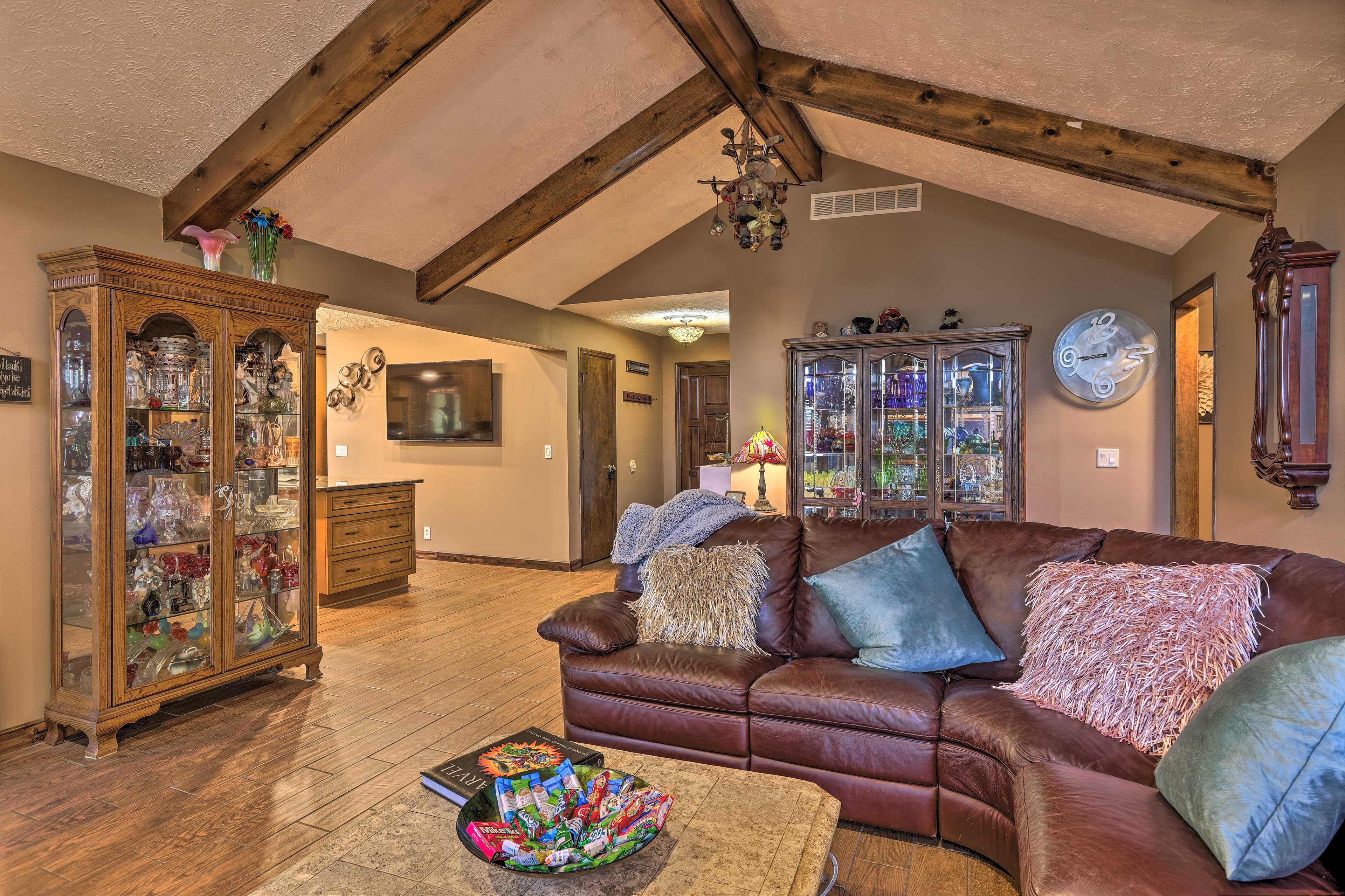 Living Room | Central A/C & Heating | Free WiFi