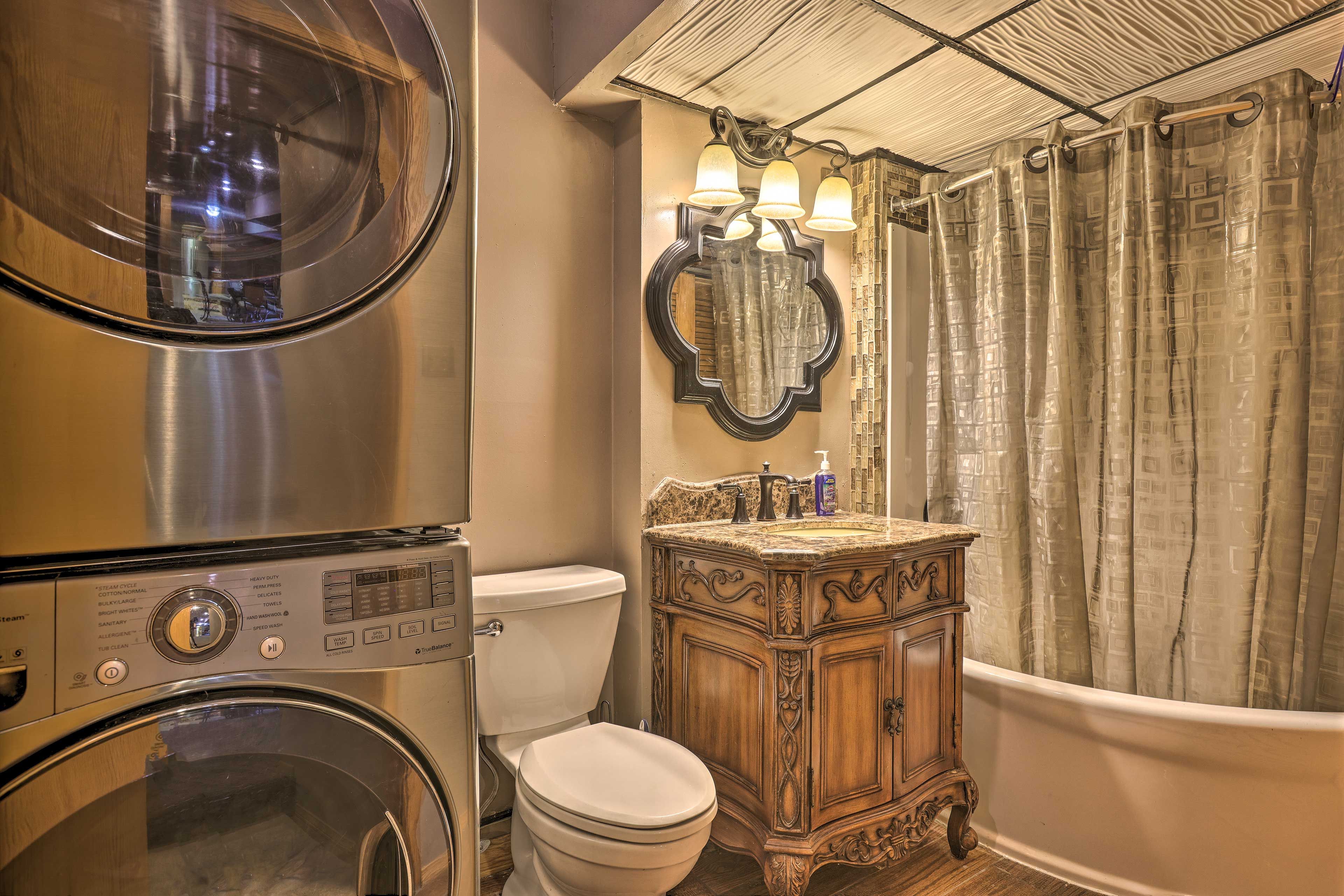 Full Bathroom | In-Unit Laundry Machines