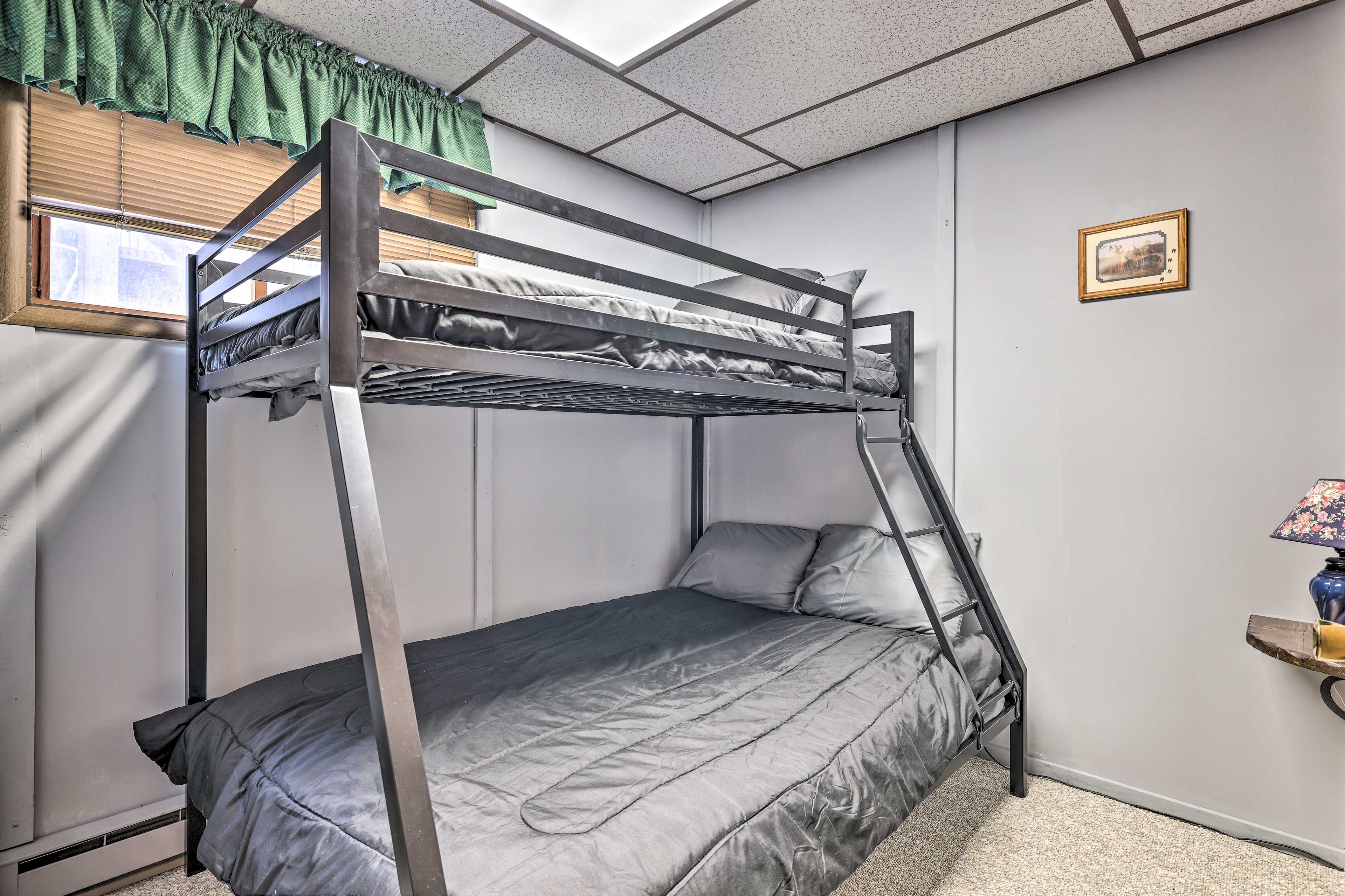 Bedroom 6 | Twin/Full Bunk Bed
