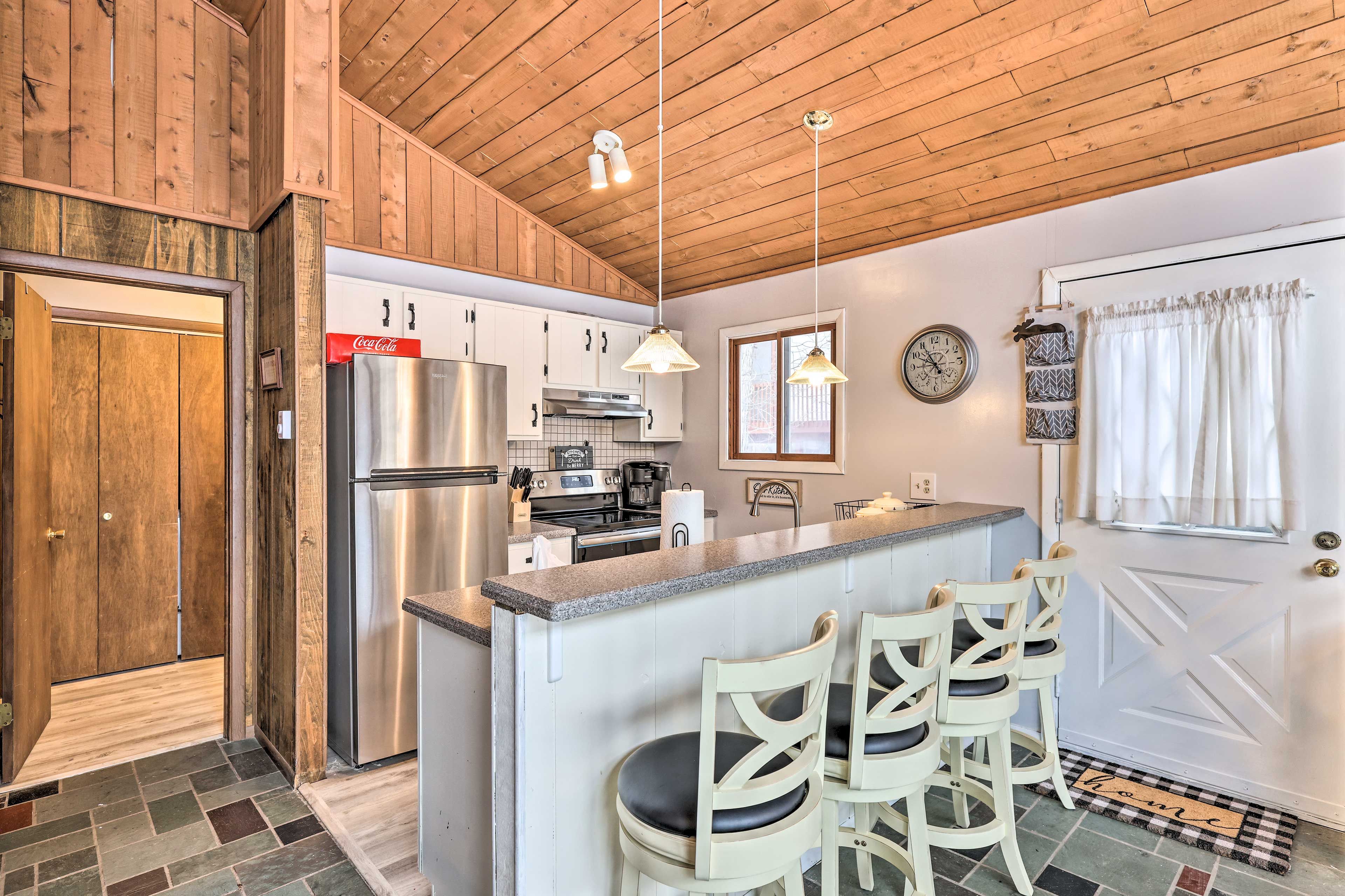 Well-Equipped Kitchen | 4-Person Breakfast Bar