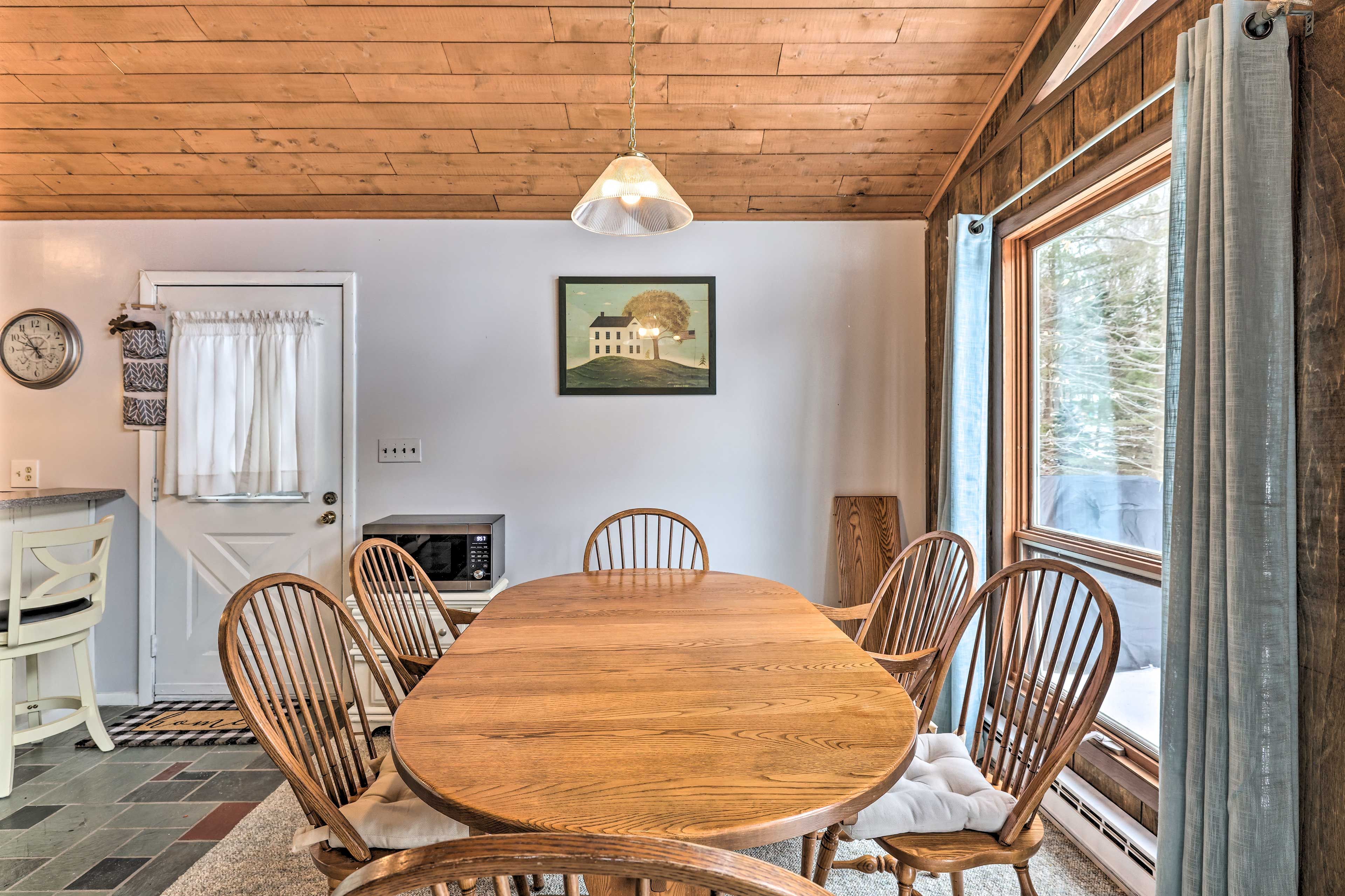 Dining Area | Dishware & Flatware Provided