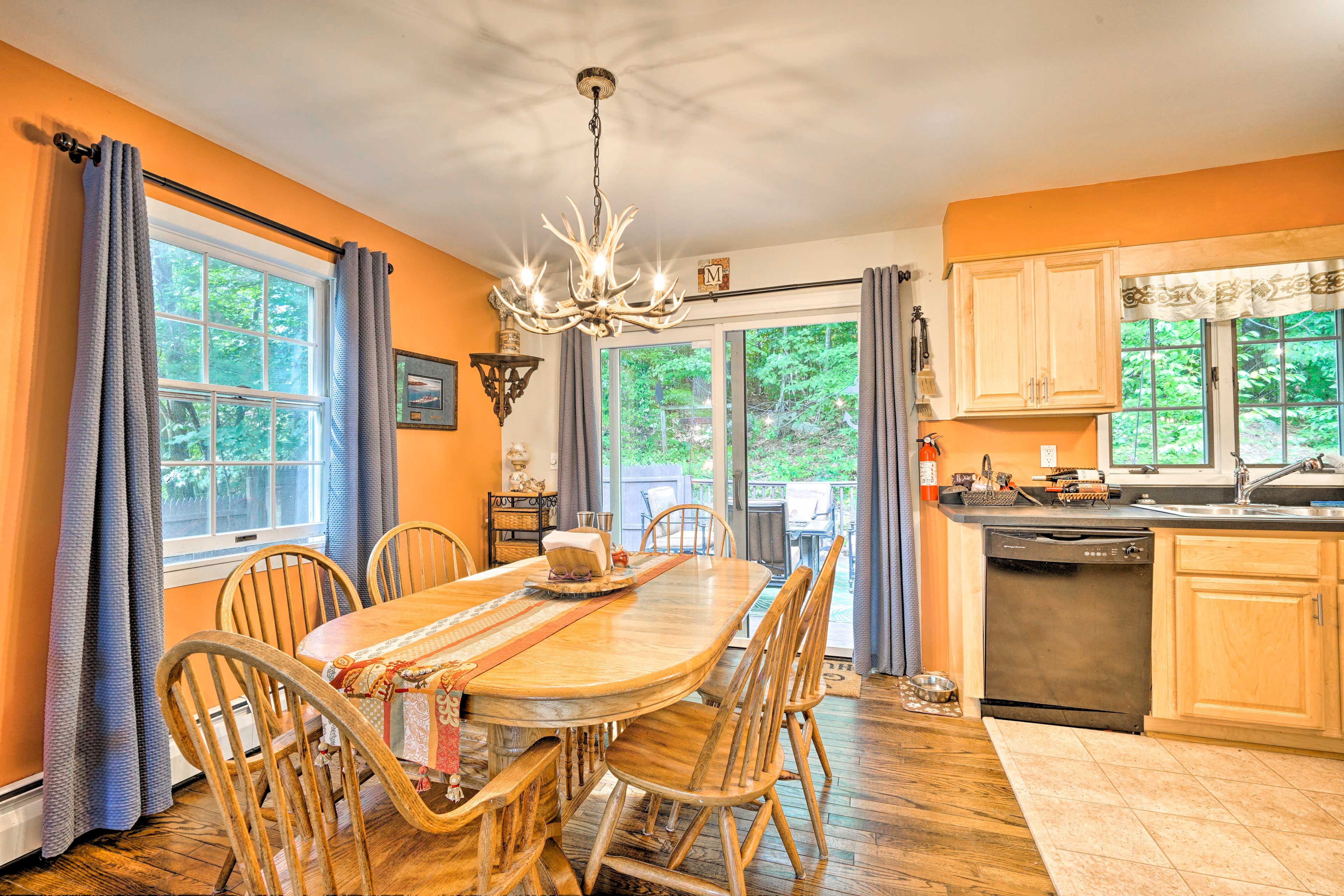 Dining Area | Dishware & Flatware Provided
