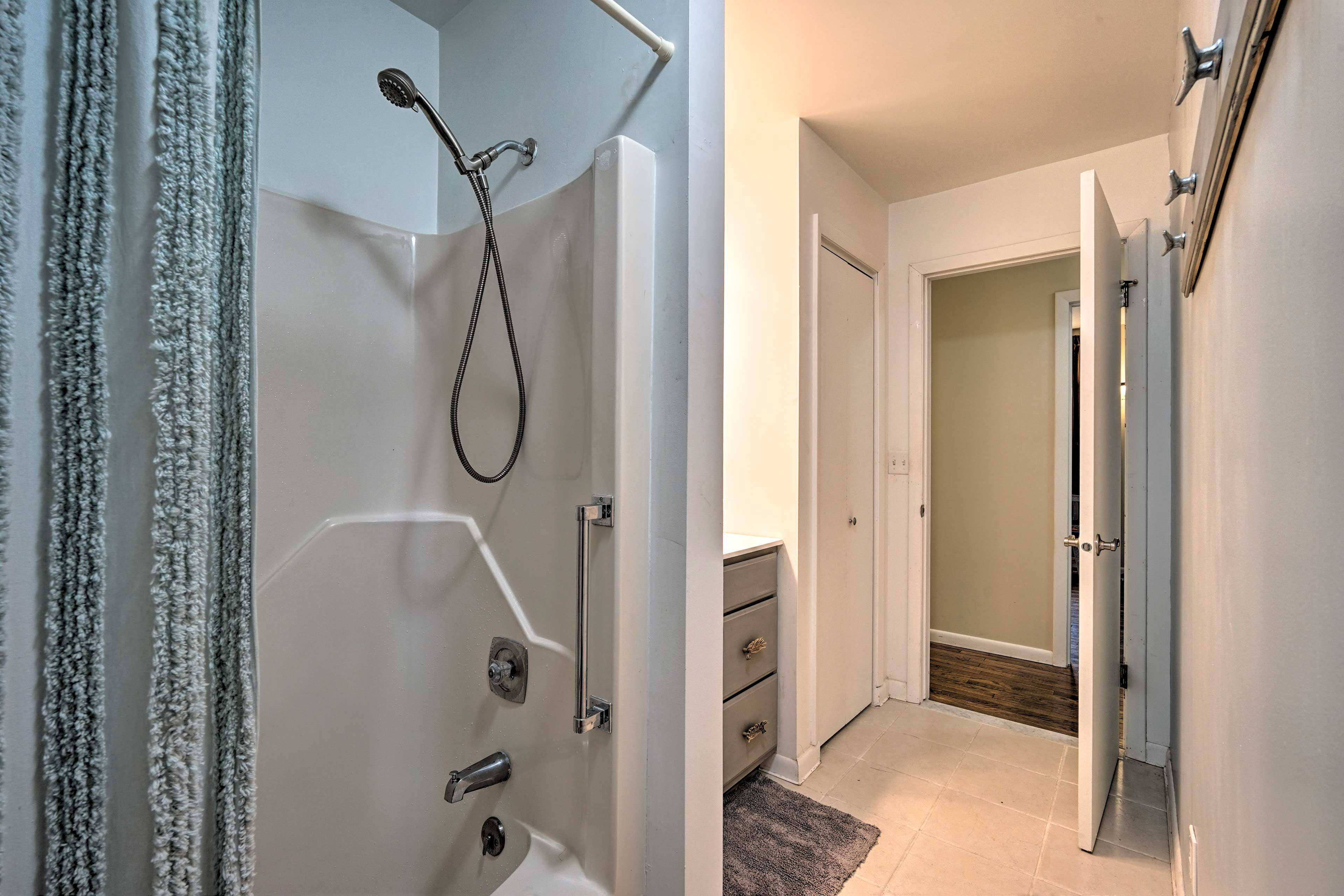 Full Bathroom | Complimentary Toiletries