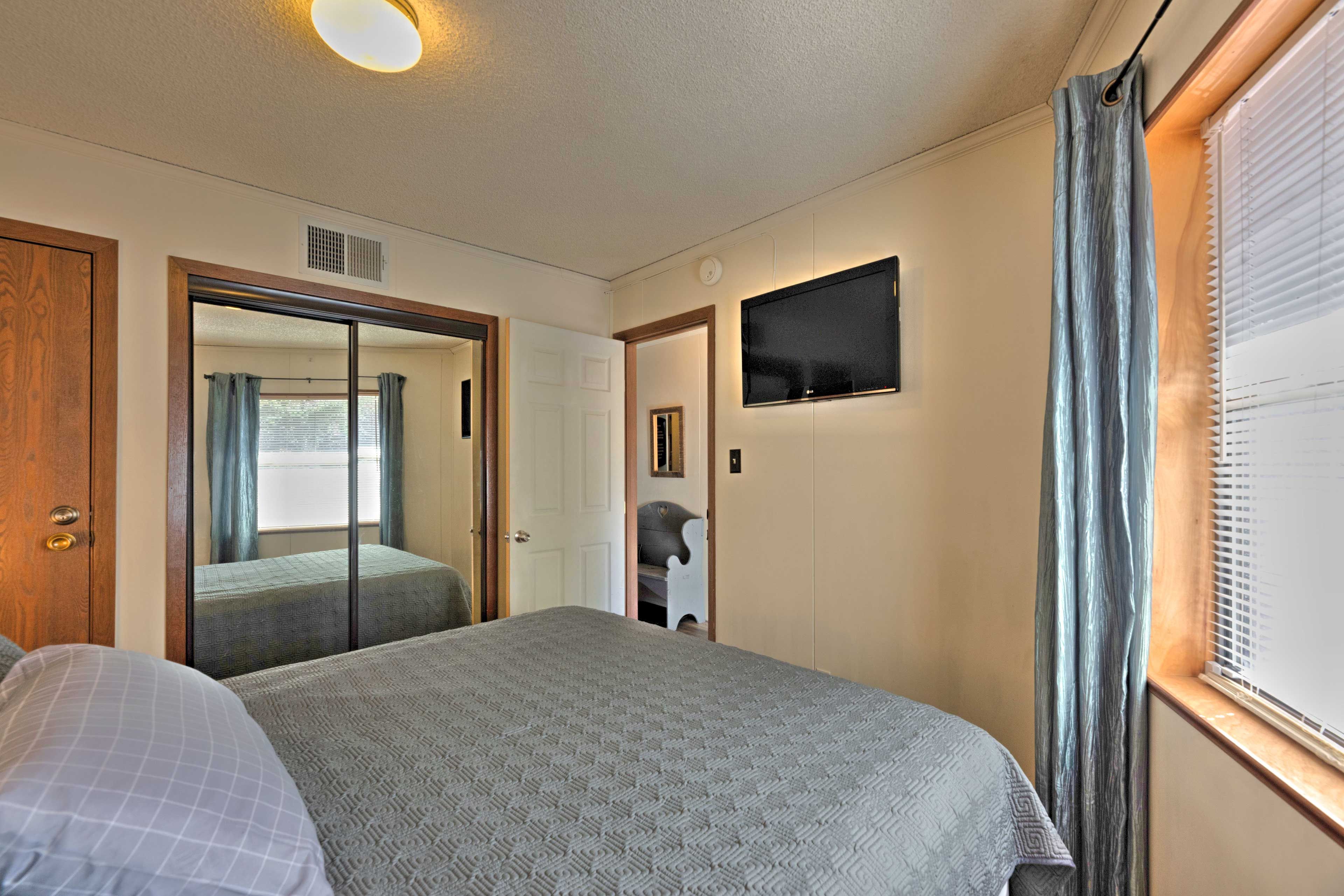 Bedroom | Cable TV