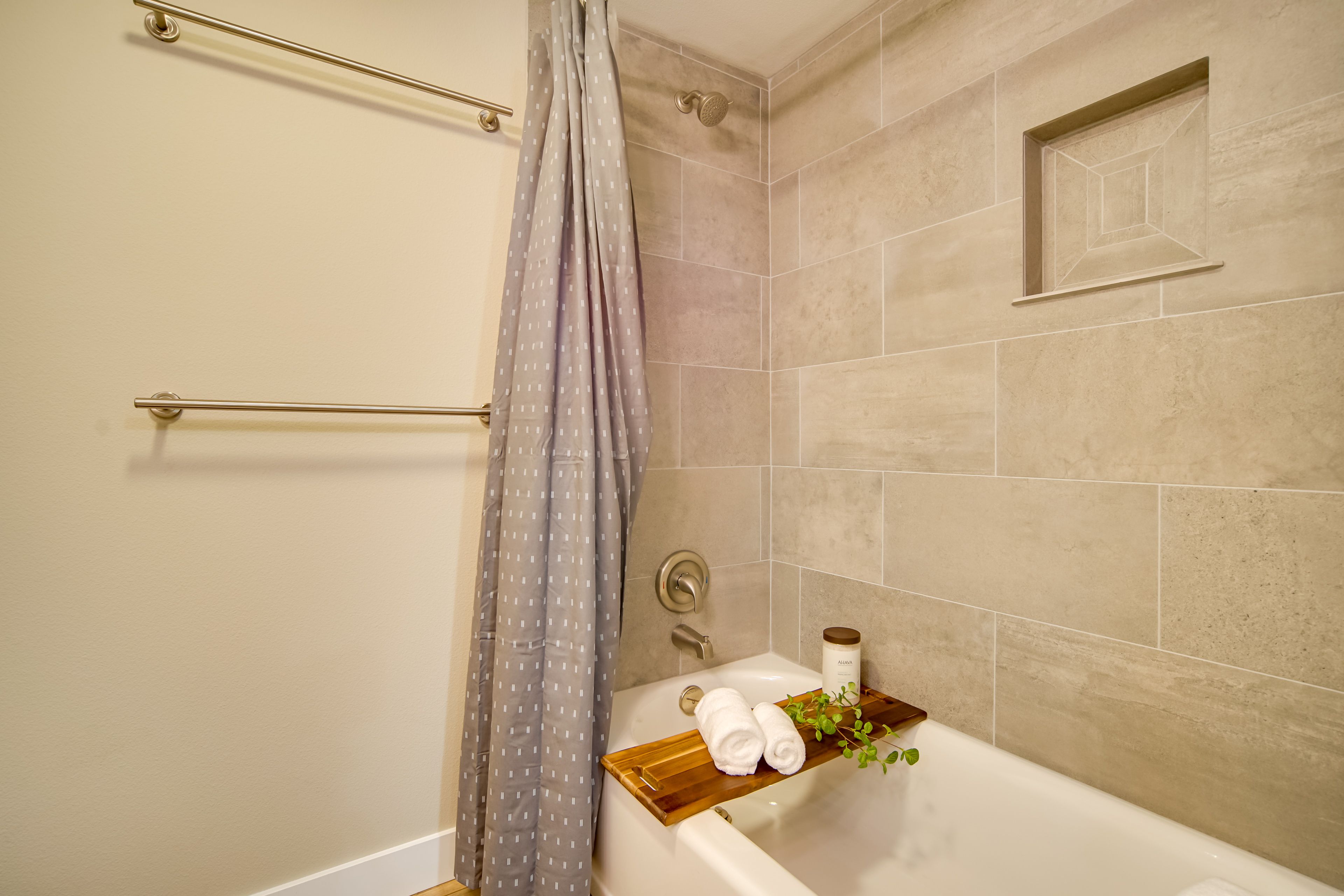 Full Bathroom | Towels Provided | Complimentary Toiletries