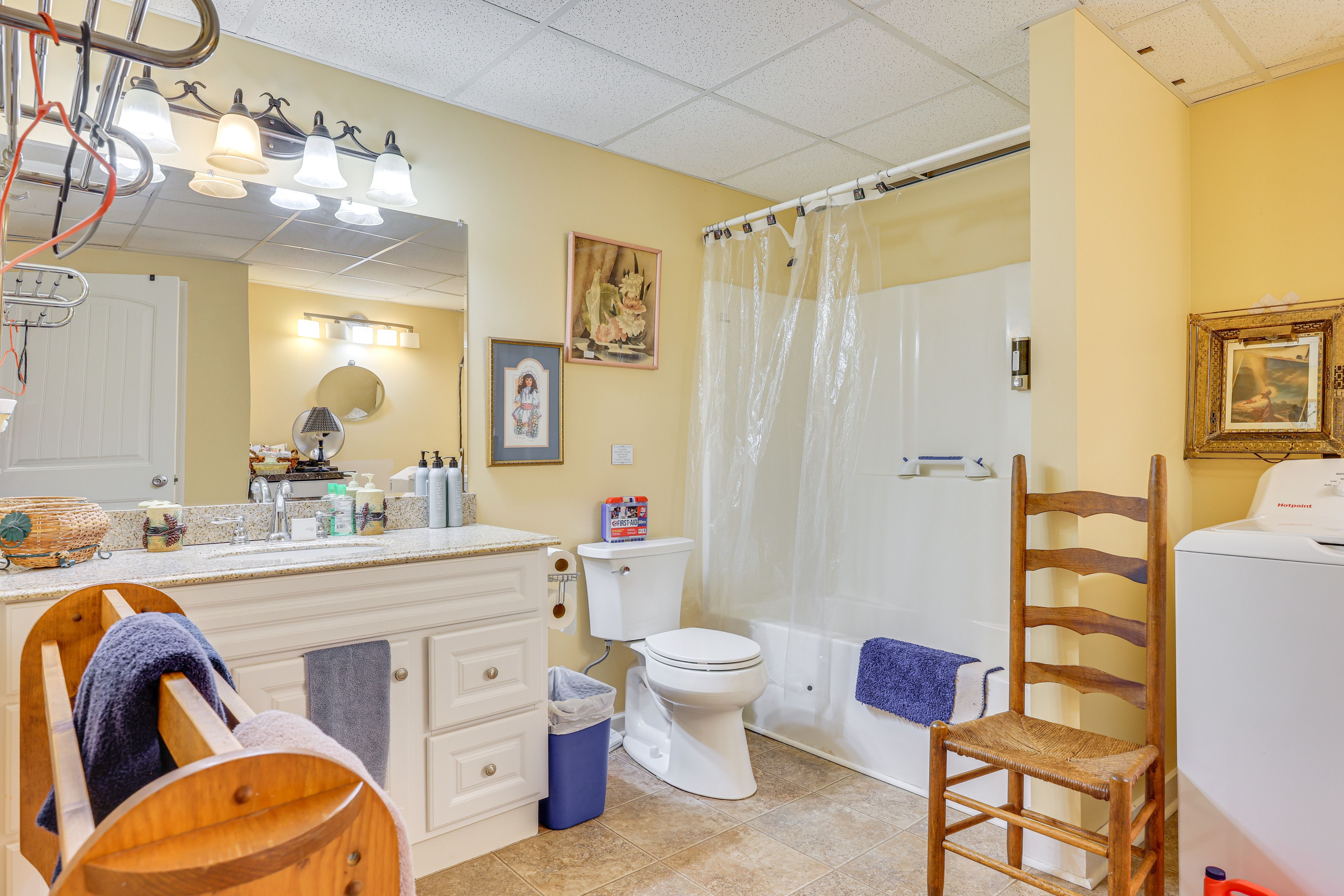 Full Bathroom | Complimentary Toiletries | Hair Dryer | Washer/Dryer