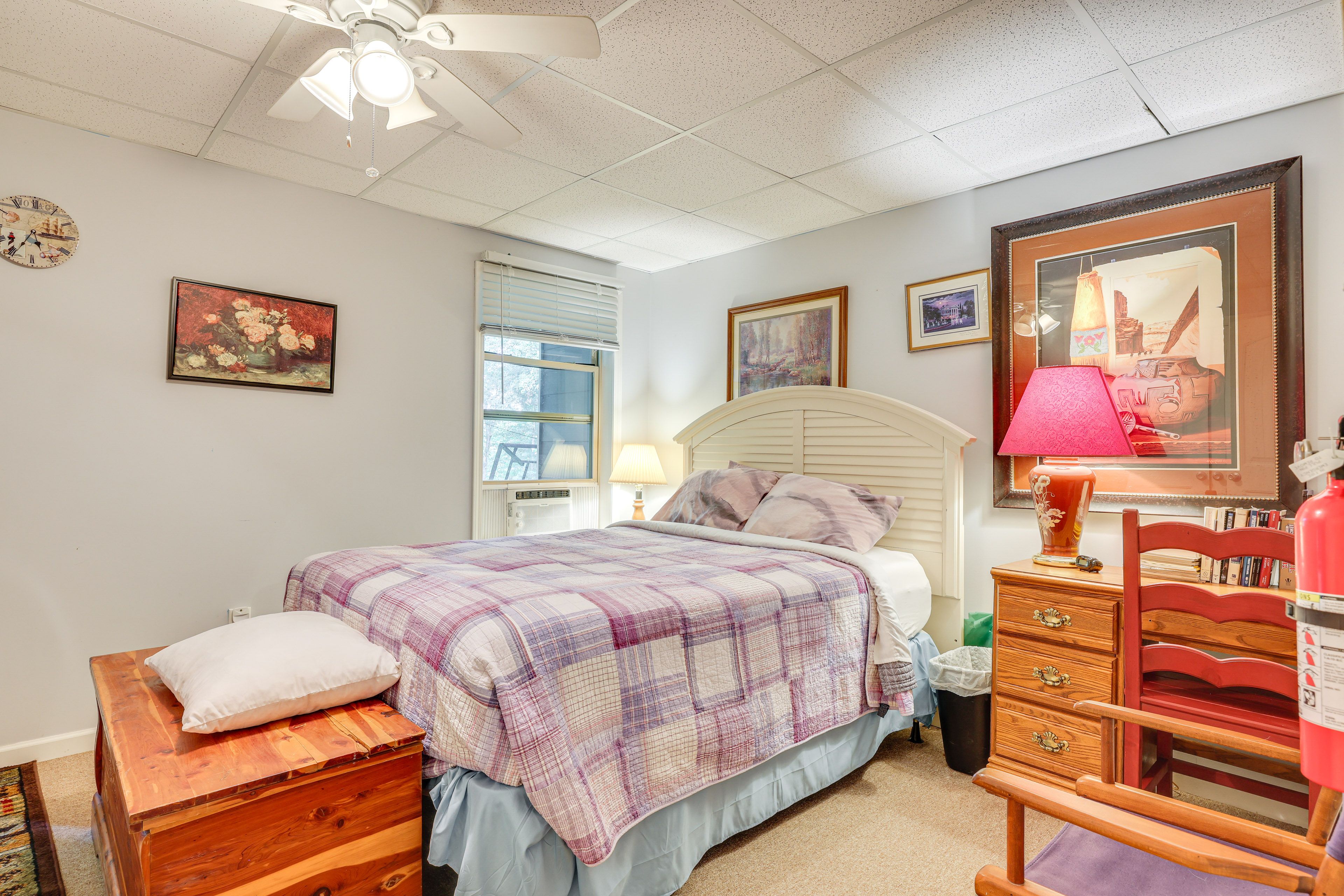 Bedroom 1 | Queen Bed | Smart TV | Humidifier