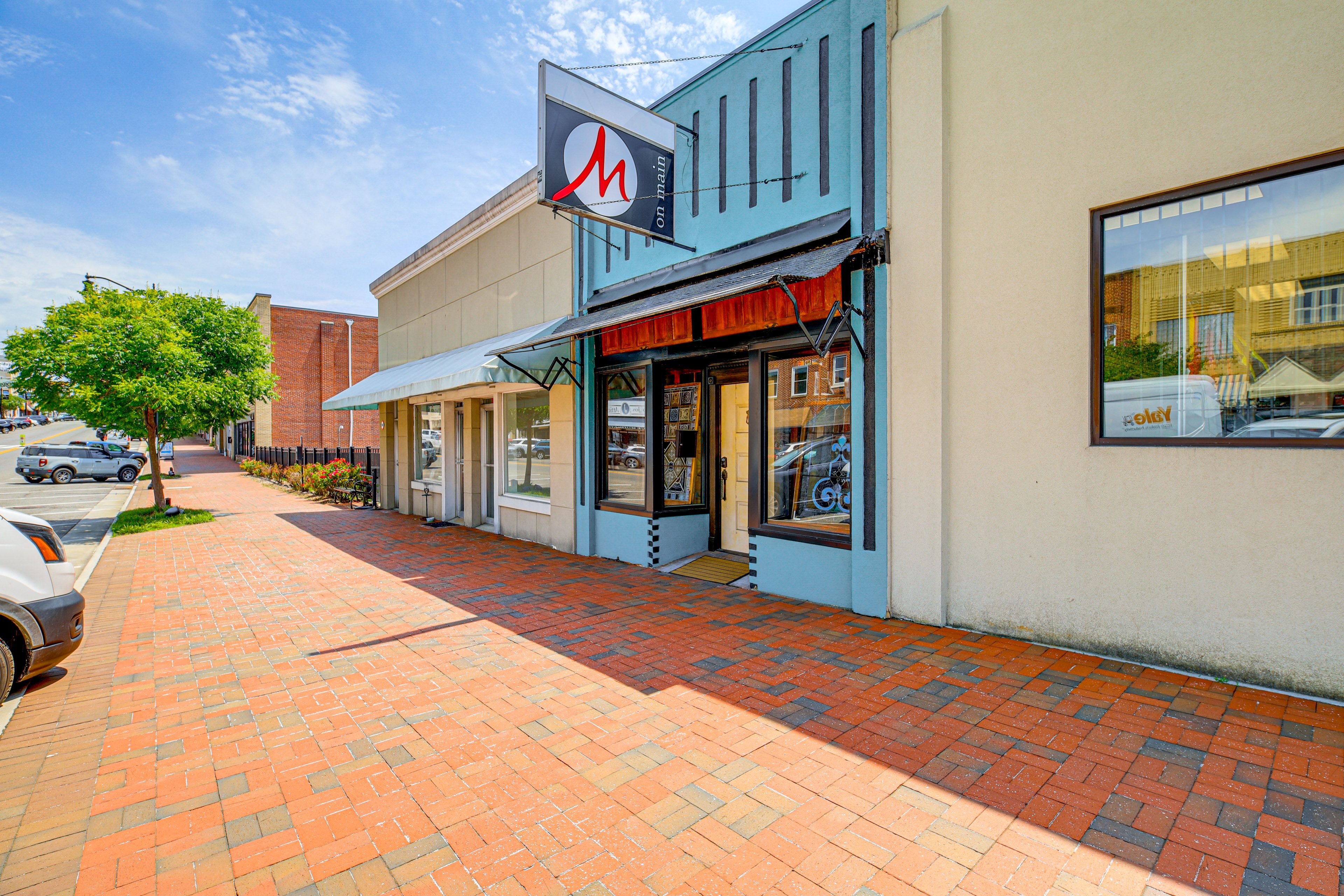 Property Exterior | Public Parking Lot | Free Street Parking