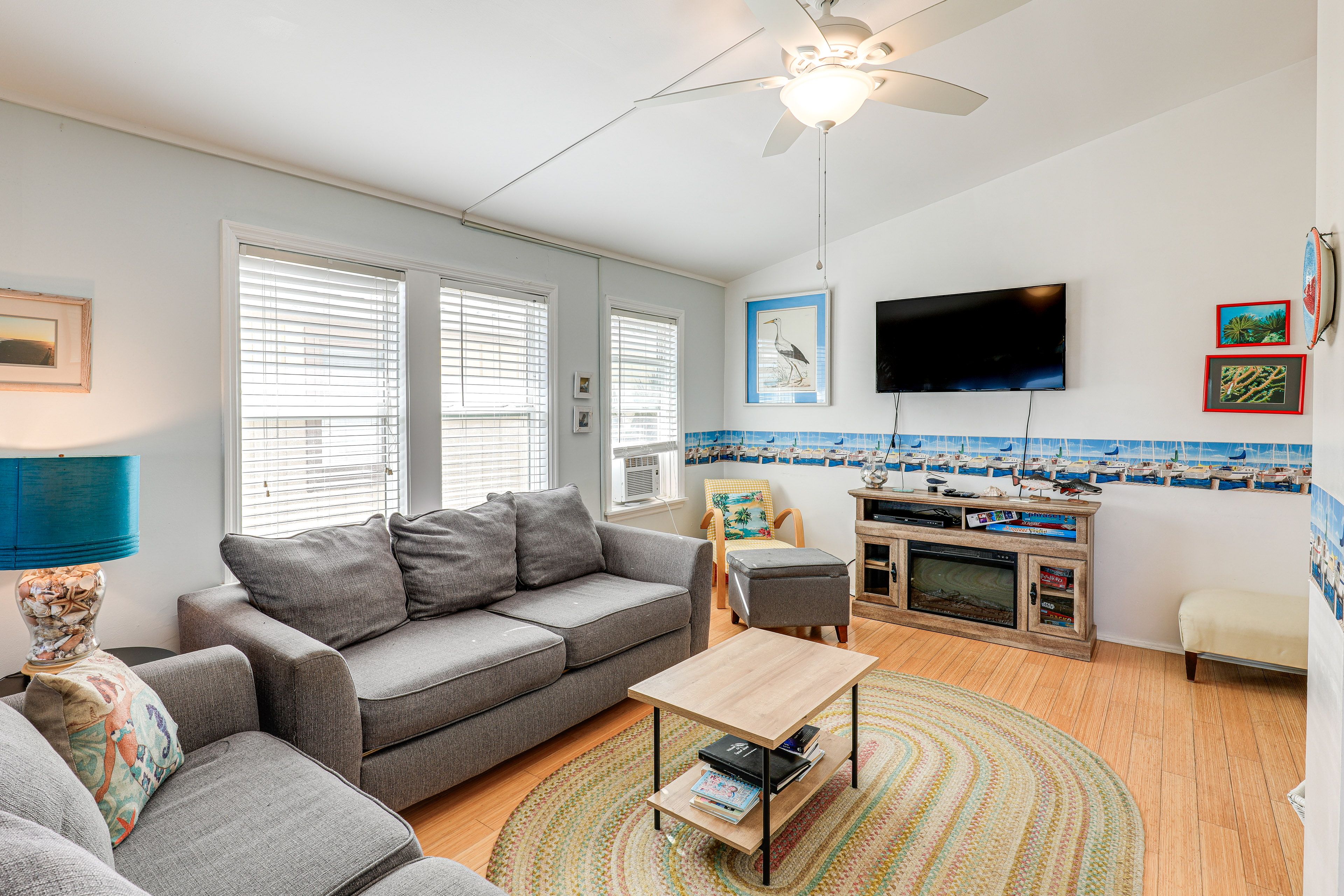Living Room | Central A/C & Heating | Free WiFi