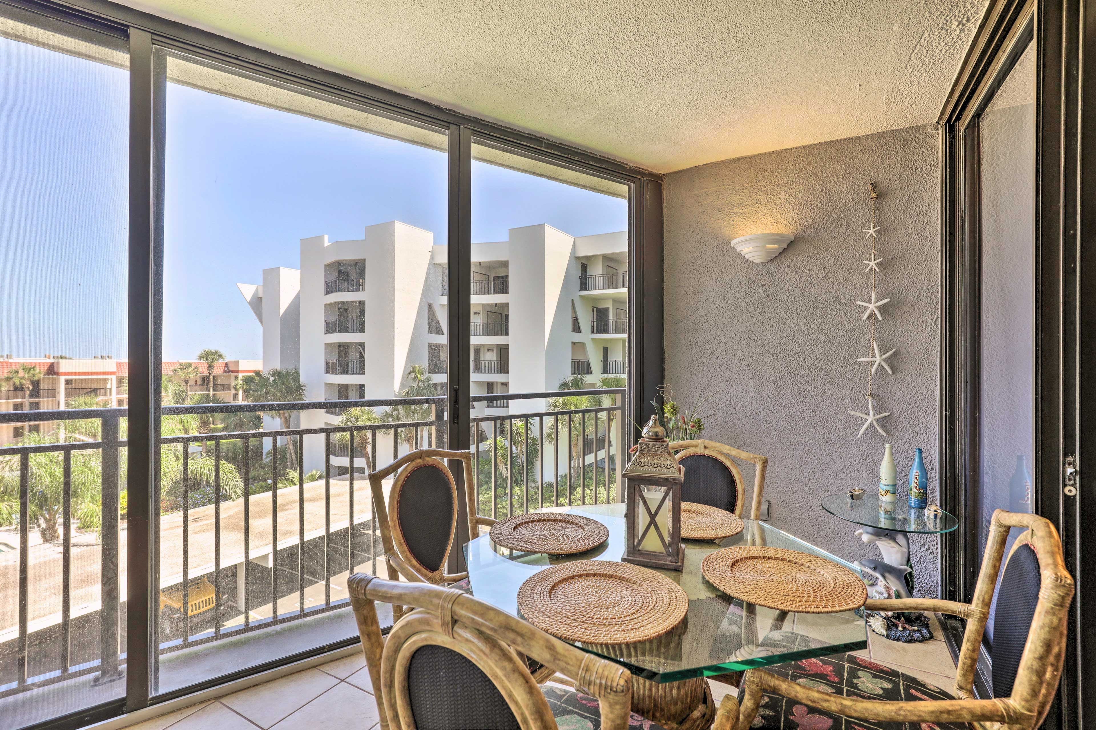 Lanai Dining Area