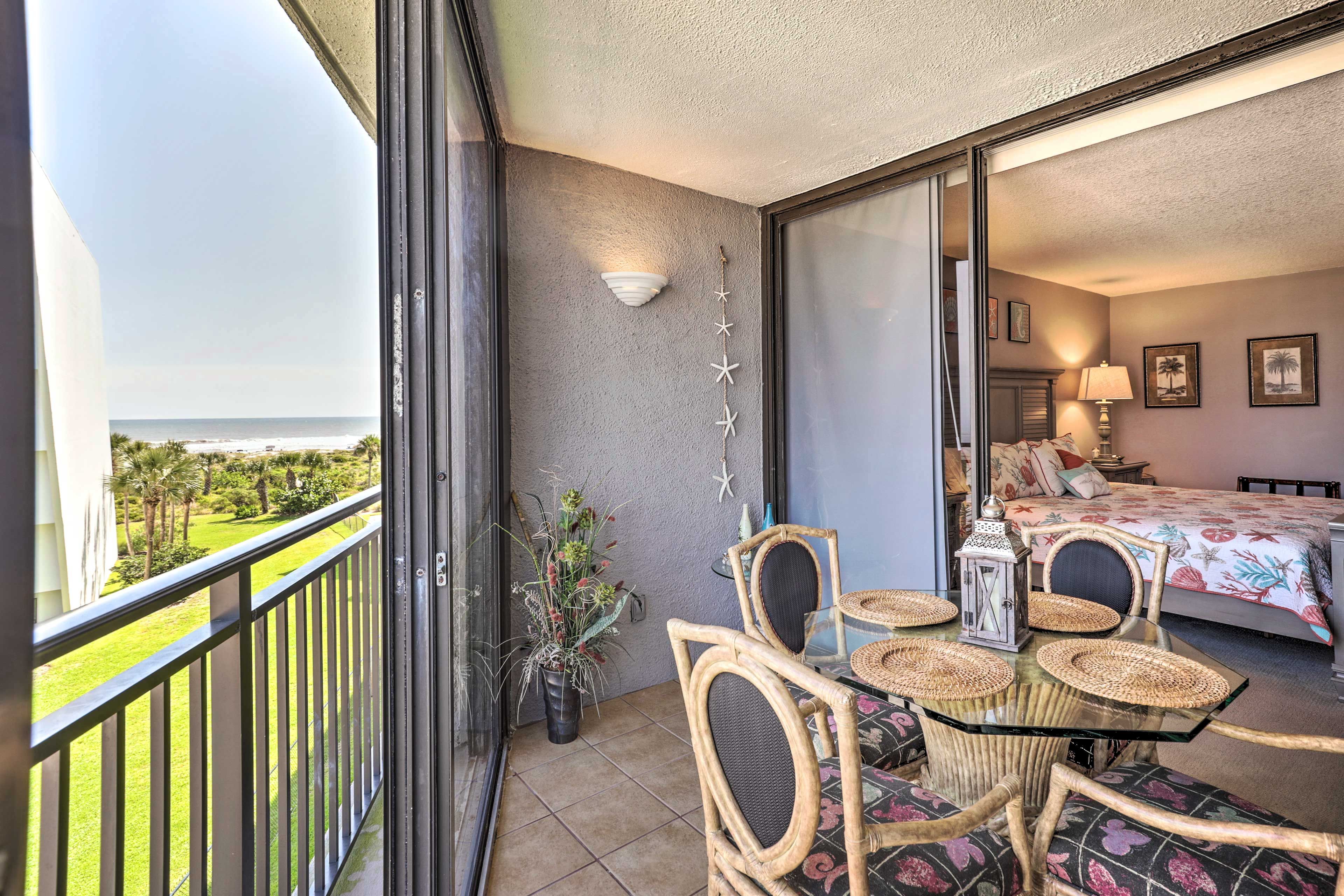 Lanai Dining Area