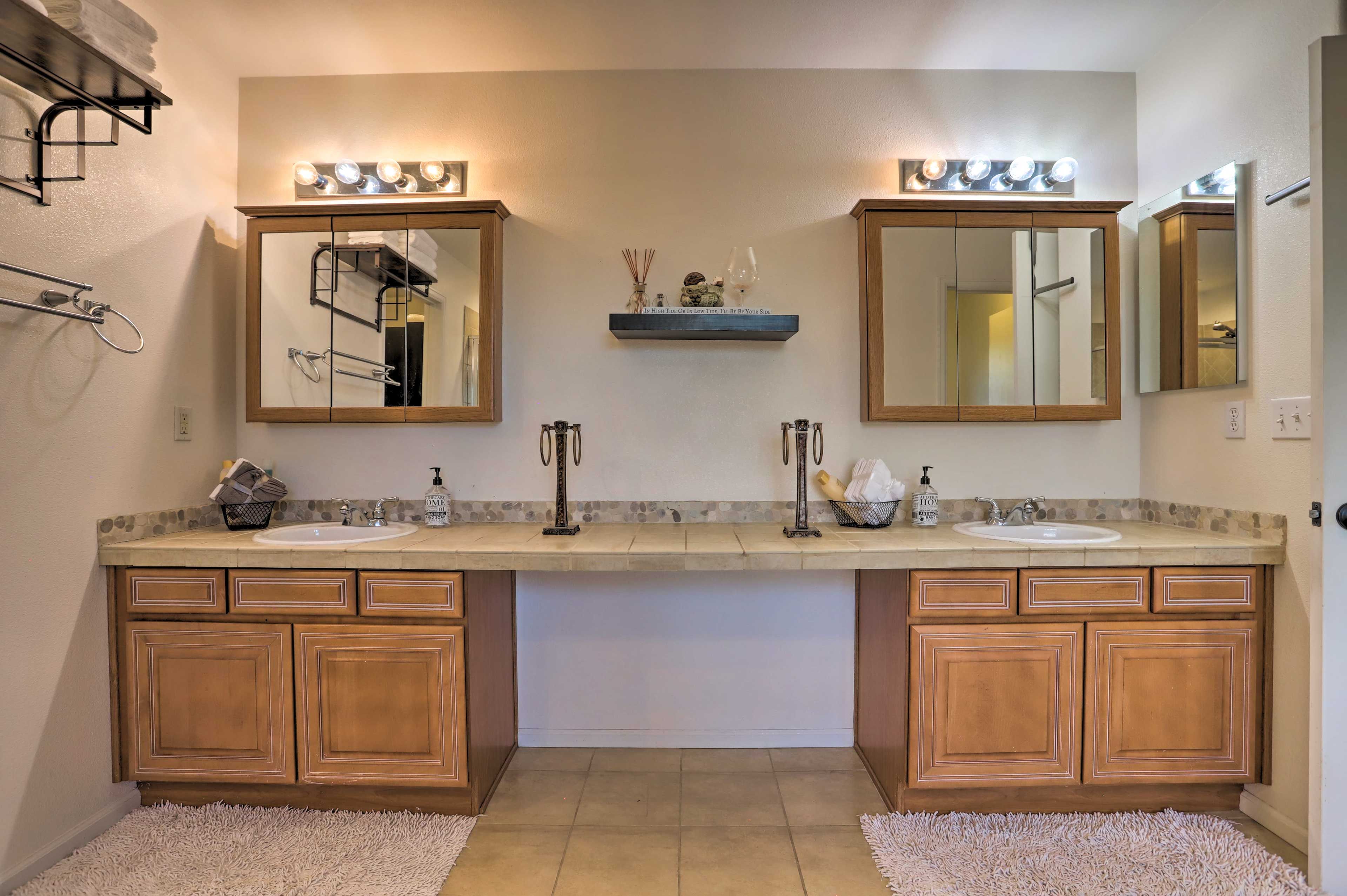 Full Bathroom | Complimentary Toiletries | Towels Provided