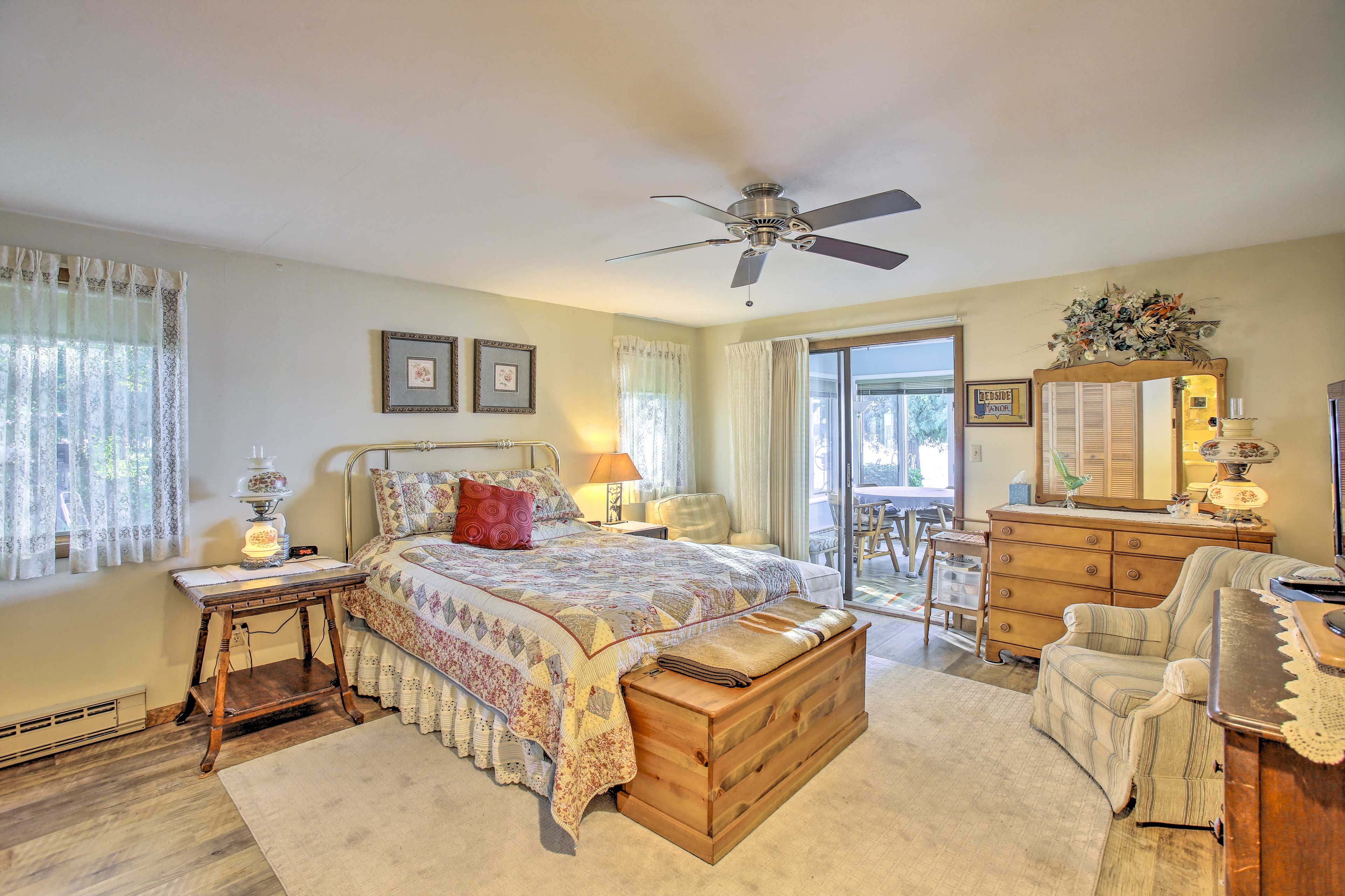 Bedroom 1 | Queen Bed