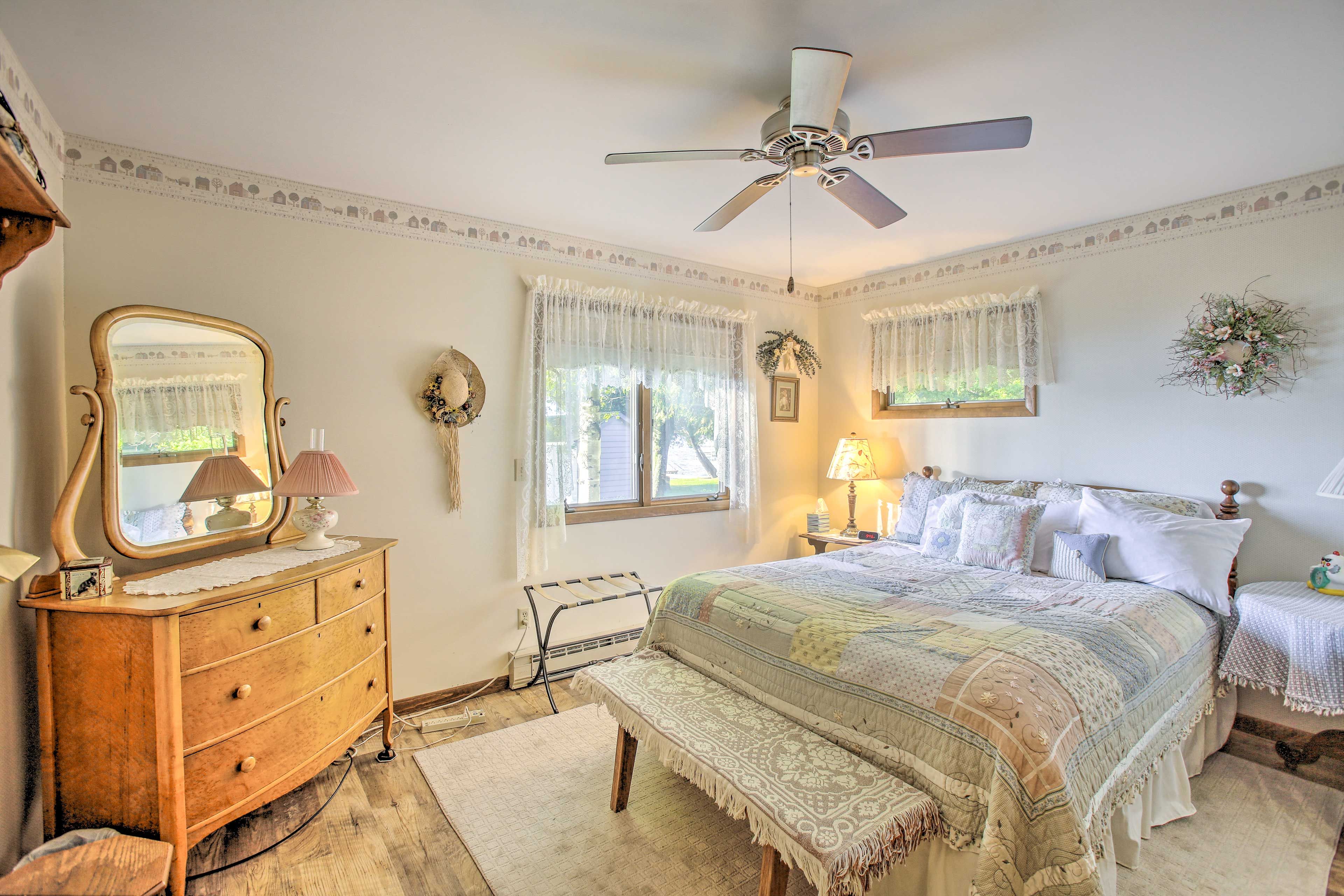 Bedroom 2 | Queen Bed