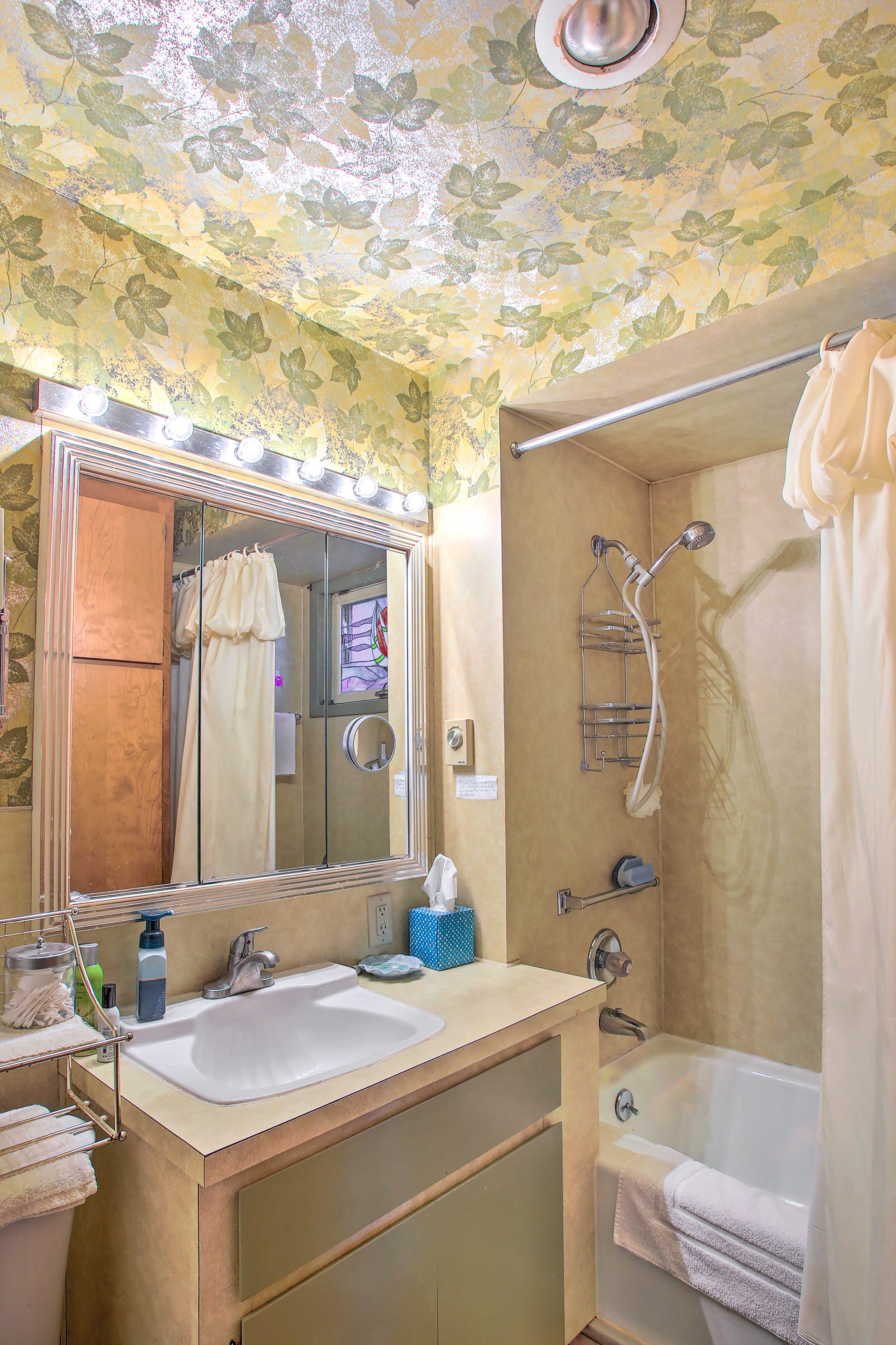 En-Suite Bathroom | Towels Provided