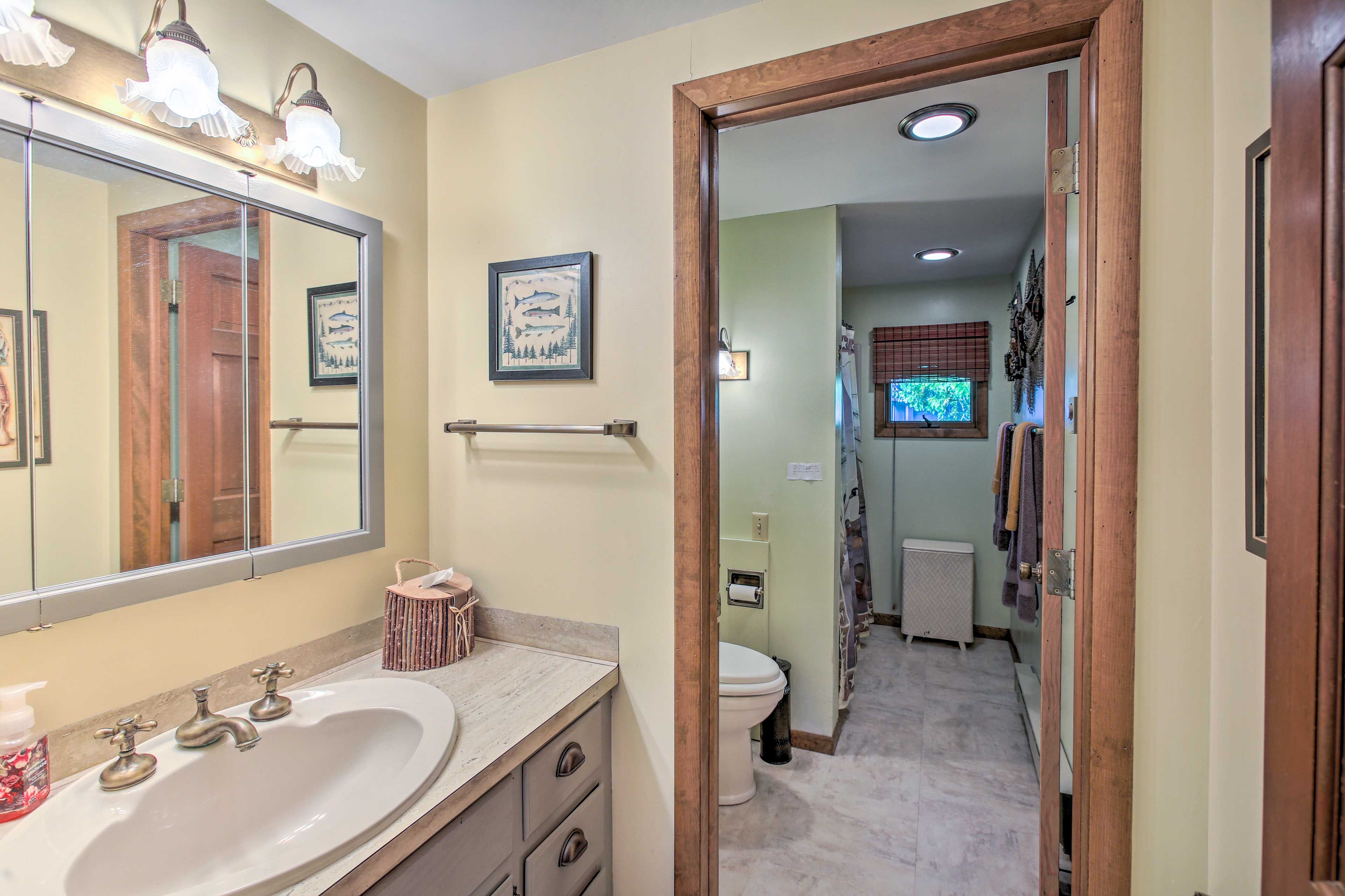 Full Bathroom | Complimentary Toiletries