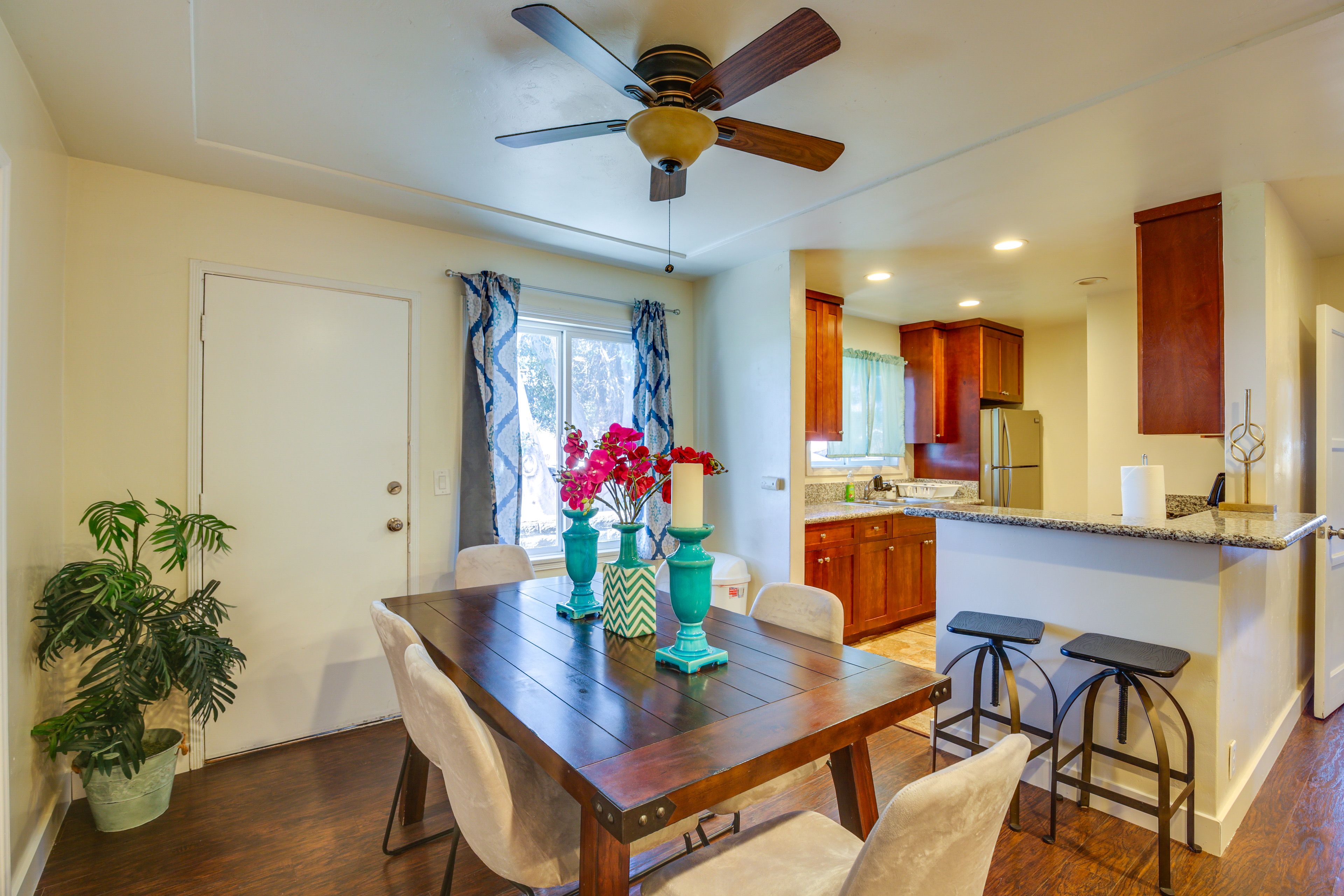 Dining Area & Kitchen