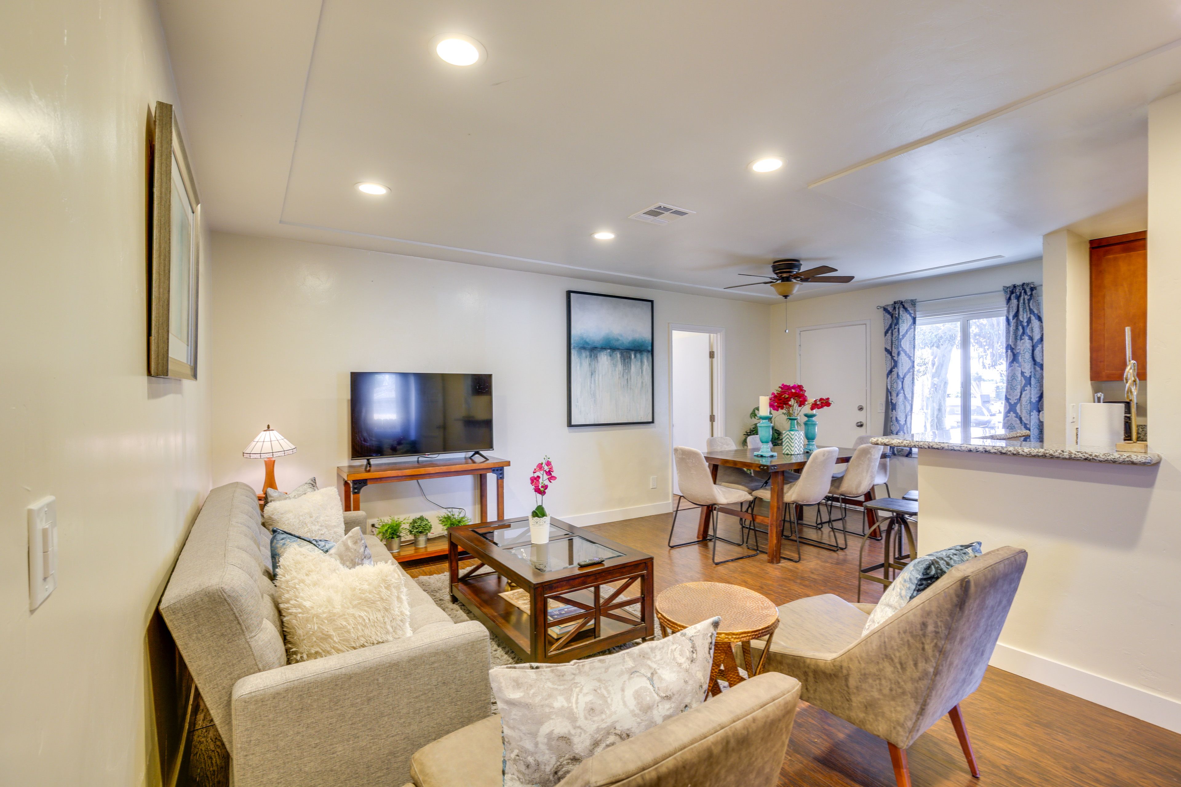 Living Room | Smart TV w/ Cable | Central A/C & Heating | Breakfast Bar